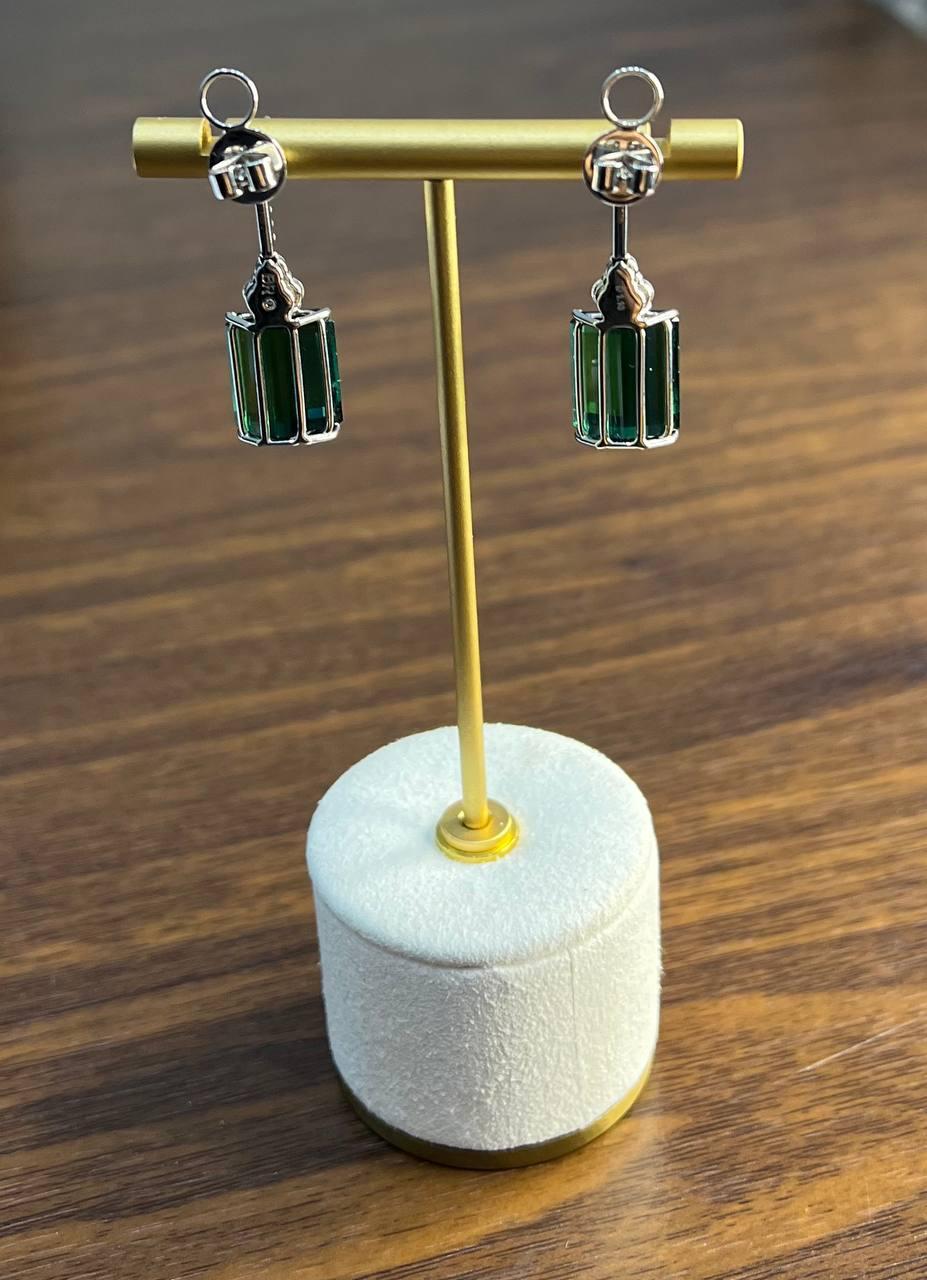 Orecchini a goccia in oro bianco 18 carati con tormalina verde a forma di smeraldo e diamante bianco in vendita 5