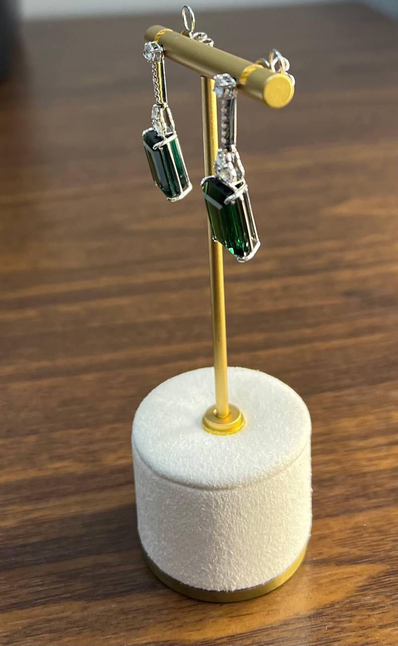 Orecchini a goccia in oro bianco 18 carati con tormalina verde a forma di smeraldo e diamante bianco in vendita 6
