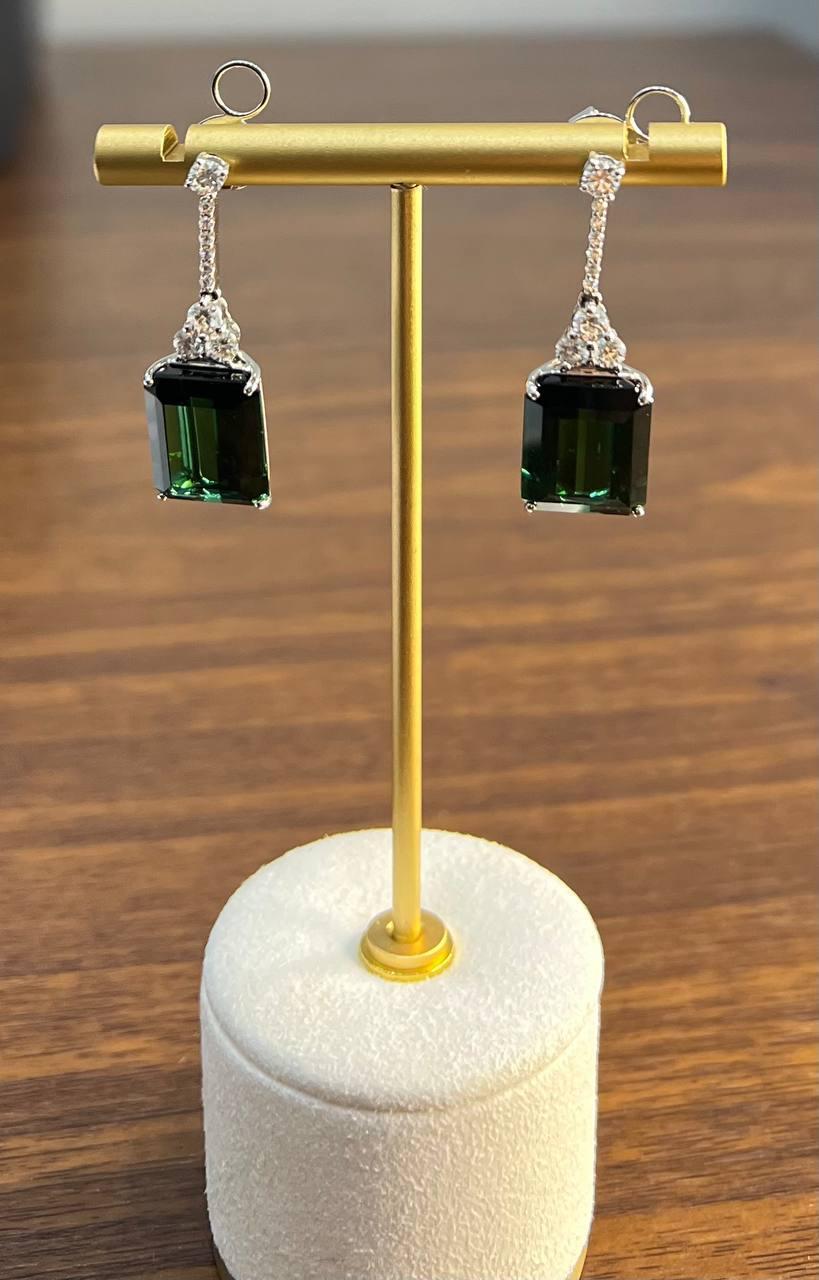 Orecchini a goccia in oro bianco 18 carati con tormalina verde a forma di smeraldo e diamante bianco in vendita 7