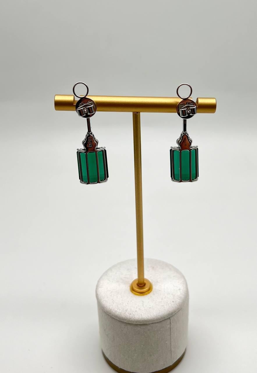 Taglio smeraldo Orecchini a goccia in oro bianco 18 carati con tormalina verde a forma di smeraldo e diamante bianco in vendita