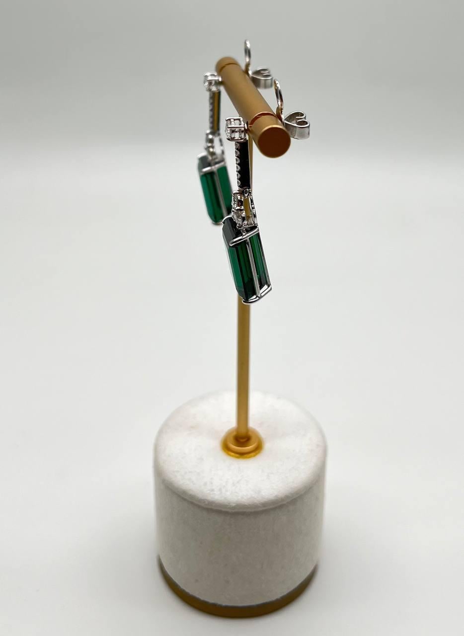 Donna Orecchini a goccia in oro bianco 18 carati con tormalina verde a forma di smeraldo e diamante bianco in vendita