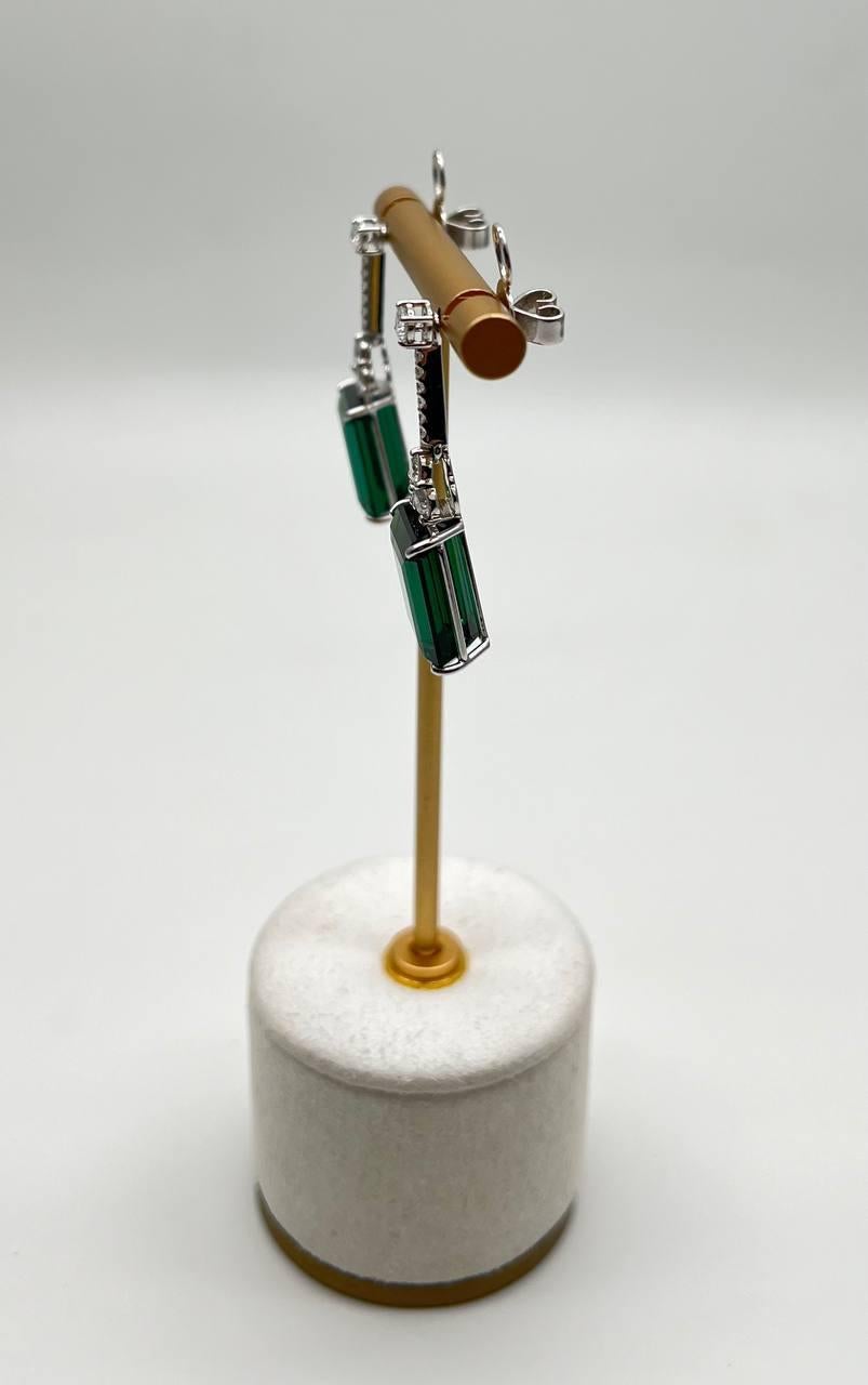 Orecchini a goccia in oro bianco 18 carati con tormalina verde a forma di smeraldo e diamante bianco in vendita 1