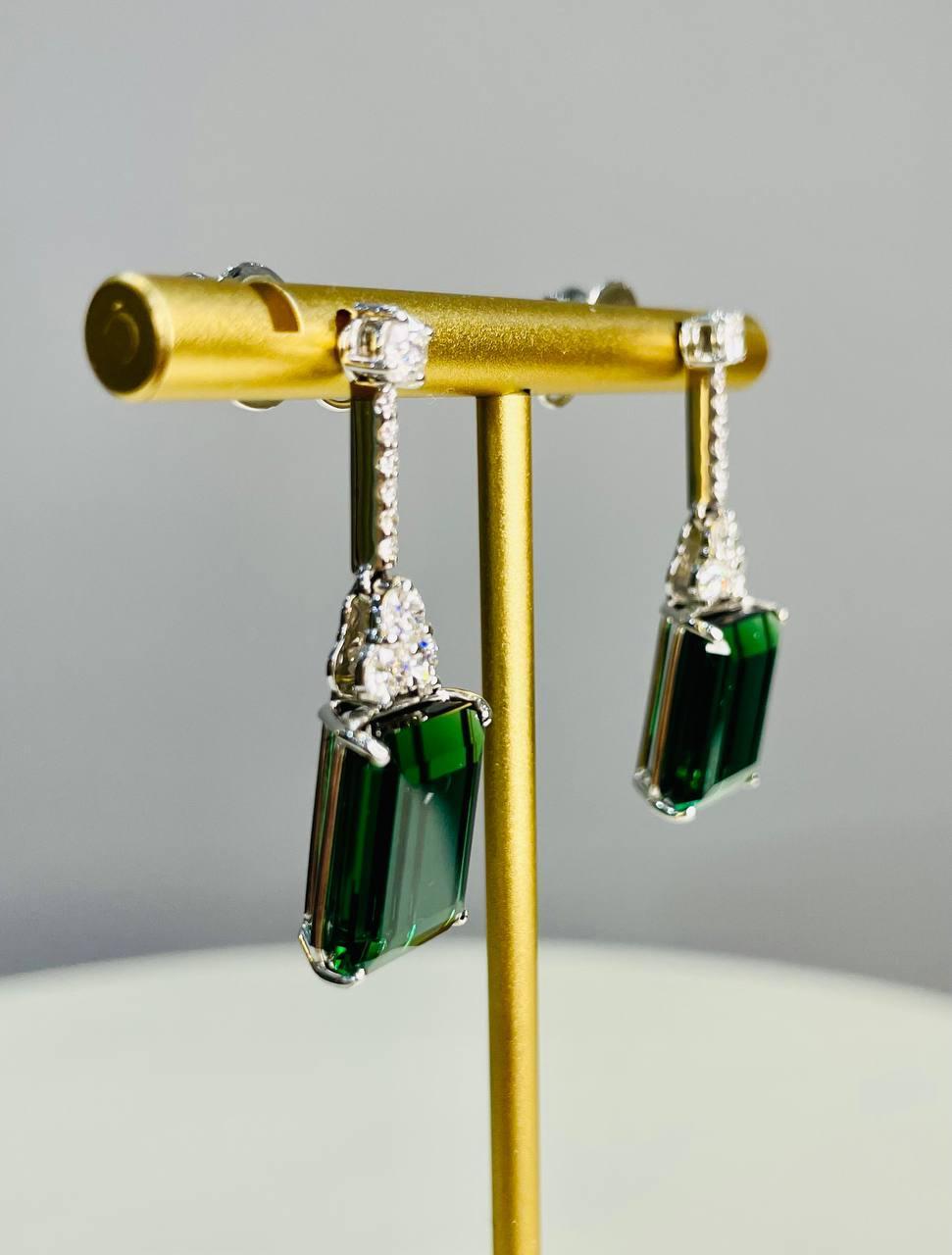 Orecchini a goccia in oro bianco 18 carati con tormalina verde a forma di smeraldo e diamante bianco in vendita 3