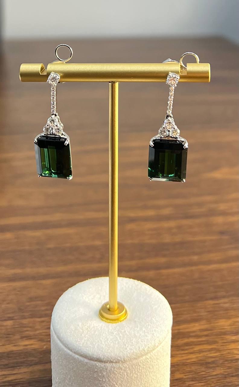 Orecchini a goccia in oro bianco 18 carati con tormalina verde a forma di smeraldo e diamante bianco in vendita 4