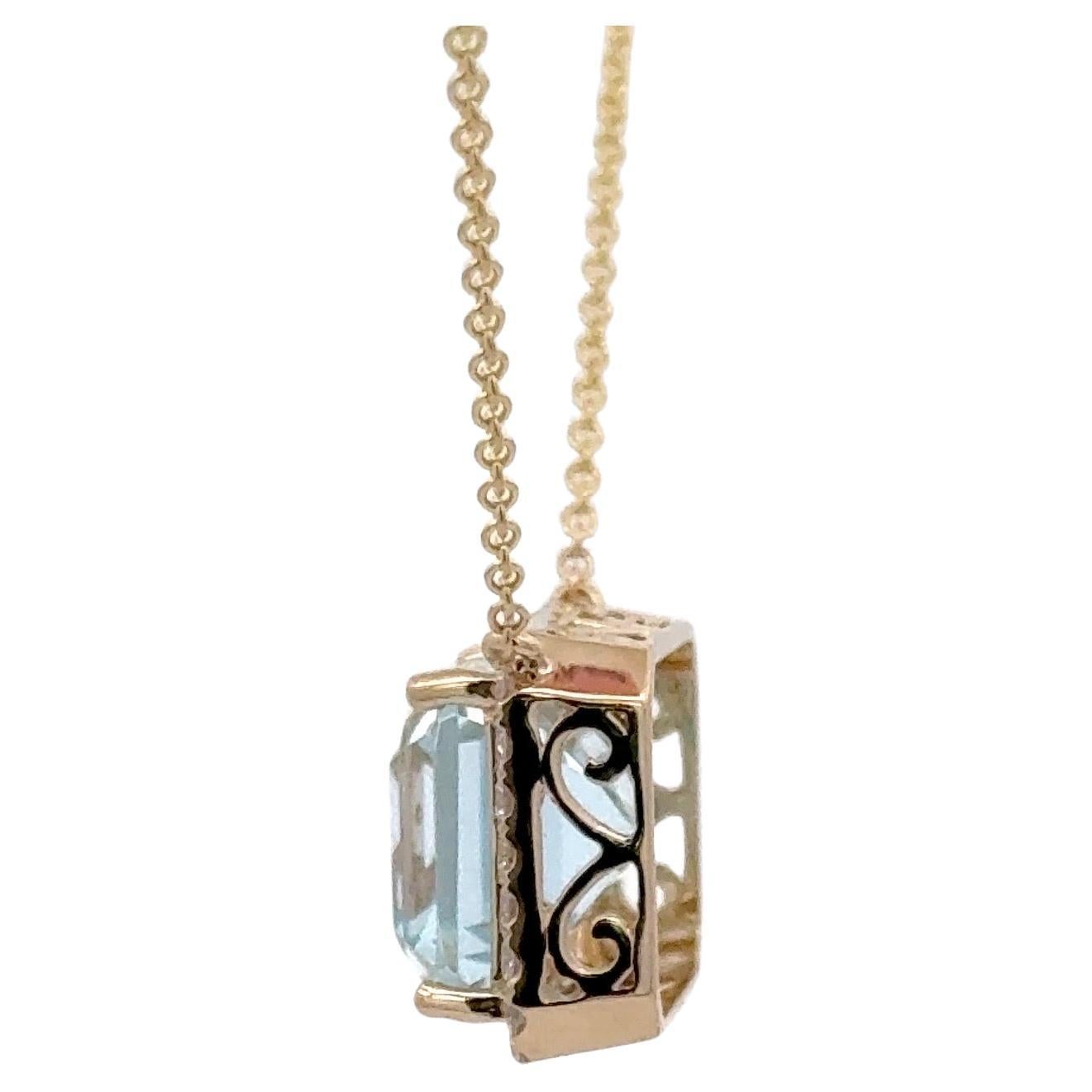 Contemporaneo Topazio blu cielo taglio smeraldo con diamante aureolato 10,16 CTTW in oro giallo 14 carati in vendita