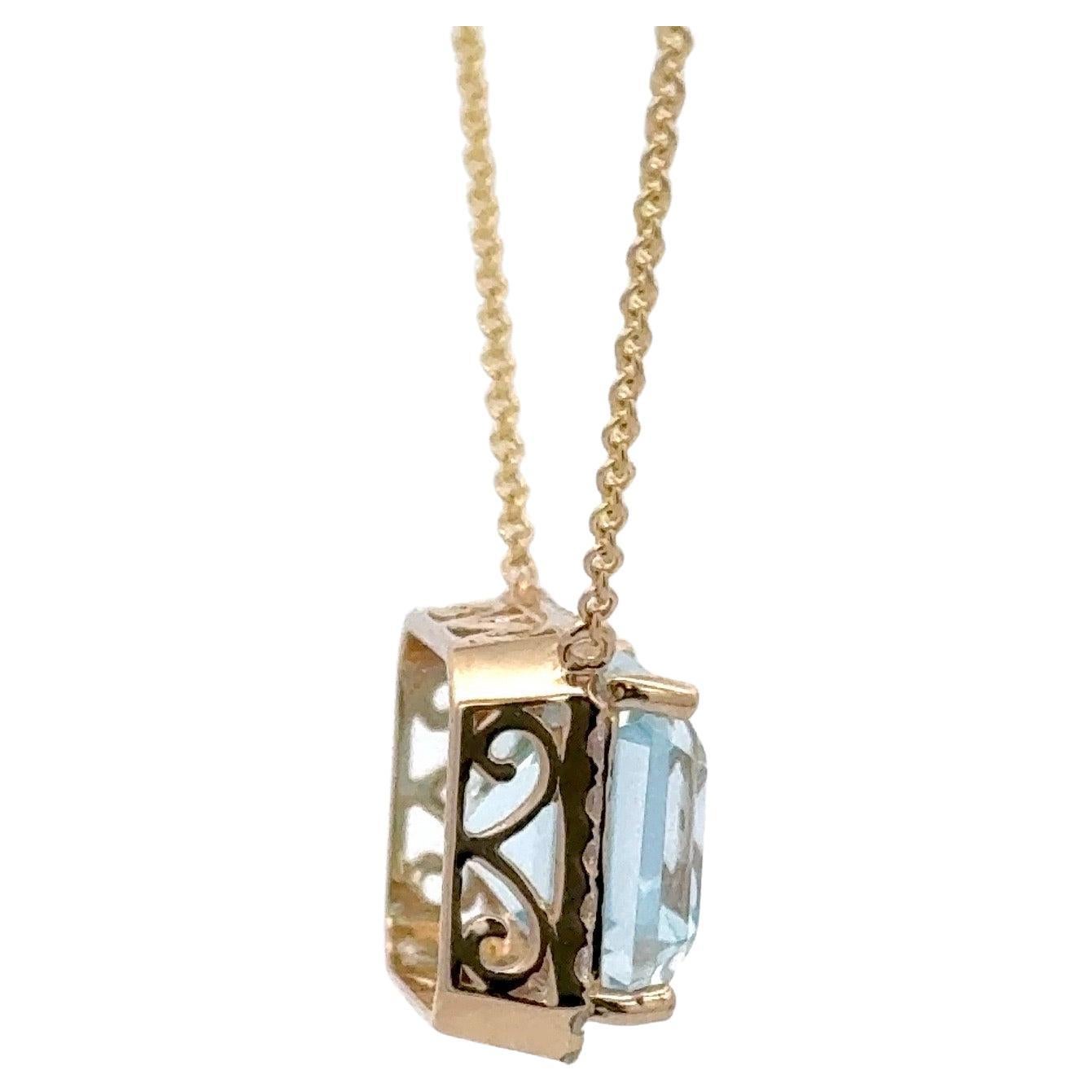 Taglio smeraldo Topazio blu cielo taglio smeraldo con diamante aureolato 10,16 CTTW in oro giallo 14 carati in vendita