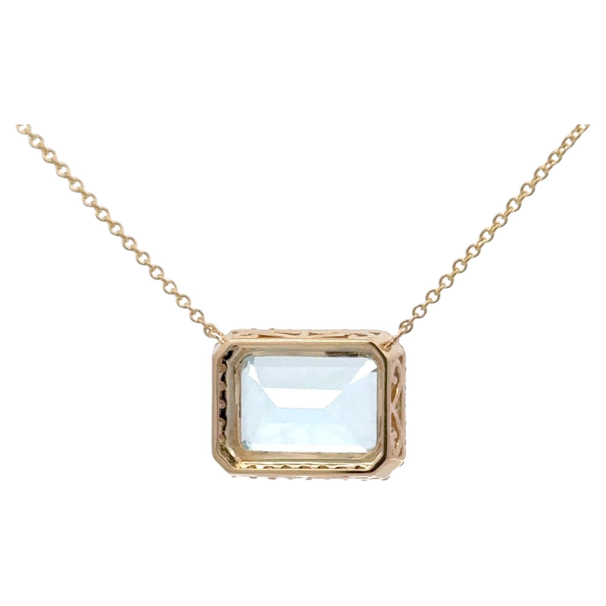 Topazio blu cielo taglio smeraldo con diamante aureolato 10,16 CTTW in oro giallo 14 carati In condizioni Nuovo in vendita a New York, NY