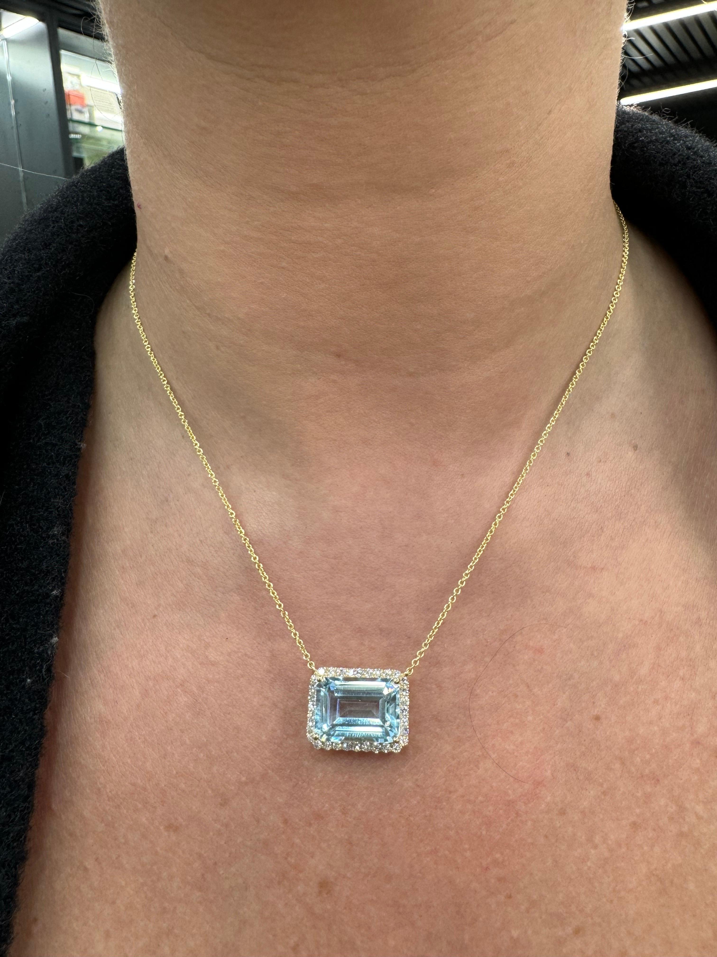 Donna Topazio blu cielo taglio smeraldo con diamante aureolato 10,16 CTTW in oro giallo 14 carati in vendita