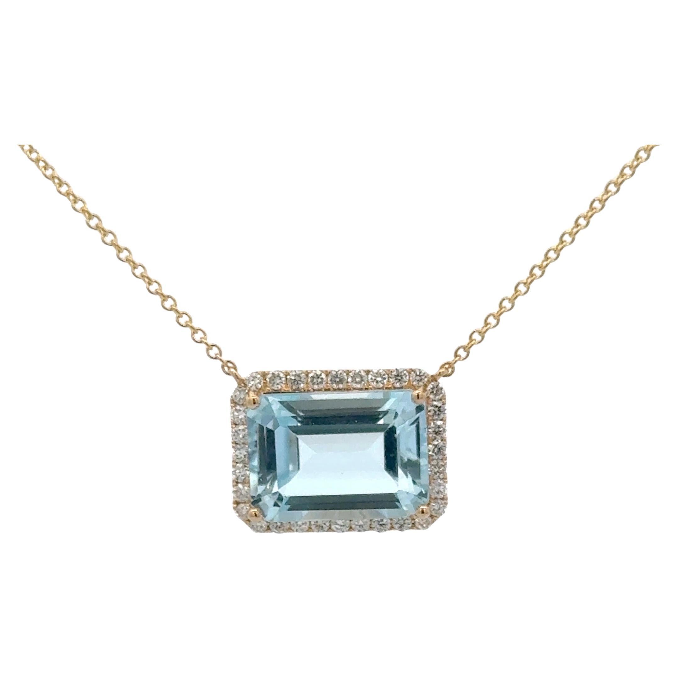 Topazio blu cielo taglio smeraldo con diamante aureolato 10,16 CTTW in oro giallo 14 carati in vendita