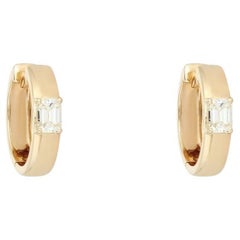 Pendientes tipo «huggie» de oro de 14K con un solitario de diamante de corte esmeralda de 0,55 ct