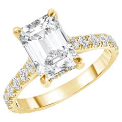 Anillo de compromiso de diamantes talla esmeralda solitario en oro de 18 quilates