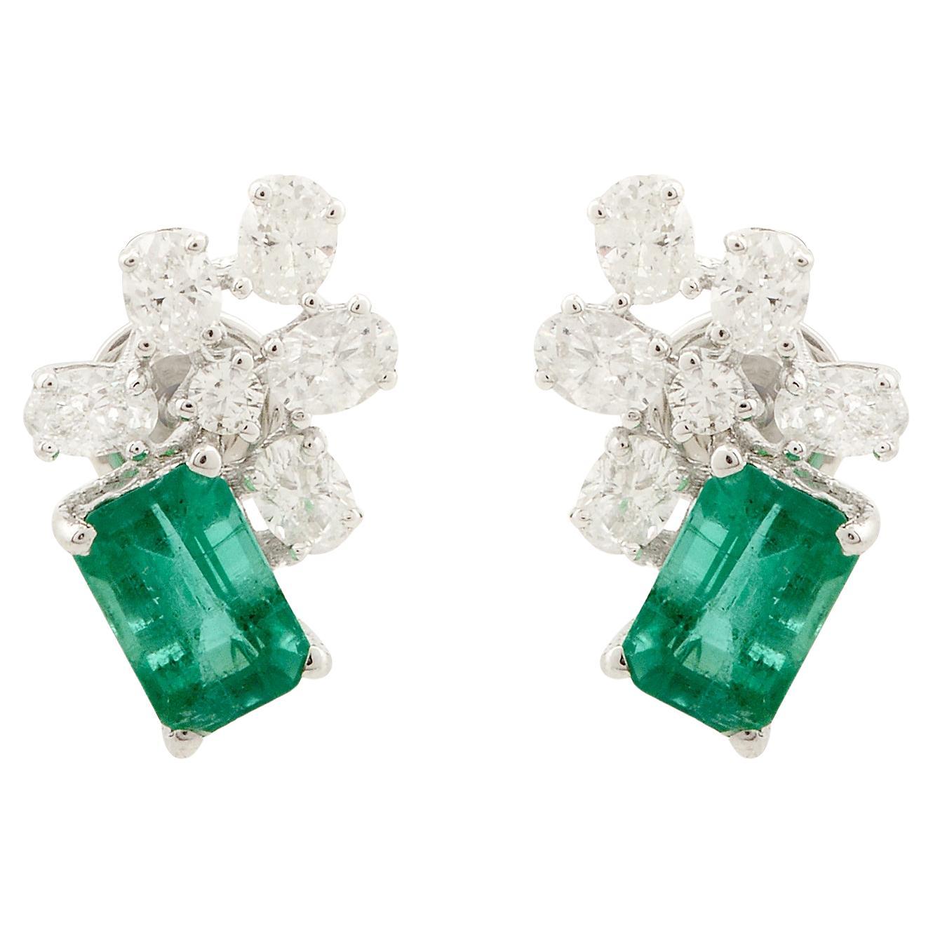 Boucles d
oreilles émeraude avec grappe de diamants Or blanc 14 carats Bijoux fins