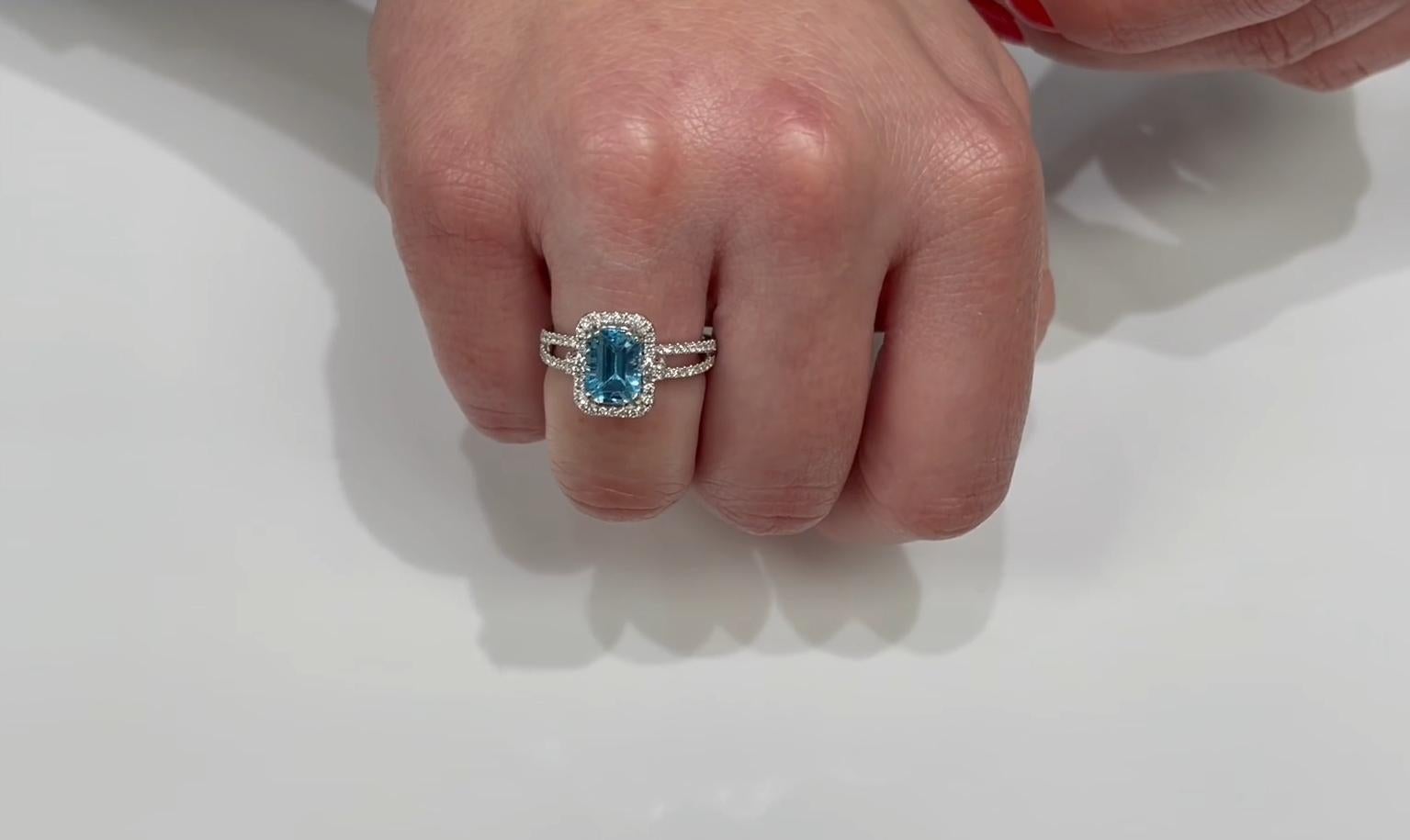 Topaze bleue suisse taille émeraude sertie dans un halo en or blanc 18 carats à double tige en vente 2