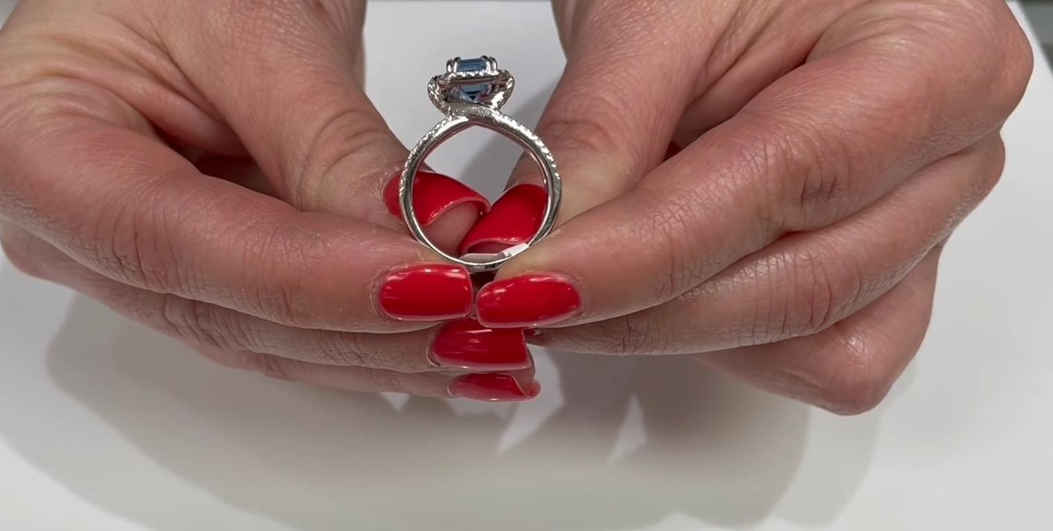 Topaze bleue suisse taille émeraude sertie dans un halo en or blanc 18 carats à double tige en vente 3