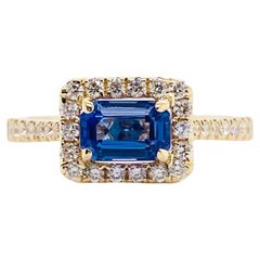 Bague halo de tanzanite avec halo de diamants serti de l'est à l'ouest, et tanzanite taille émeraude