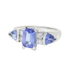 Smaragdschliff Tansanit & runder Brillant Diamant 14-Karat Ring Vorrätig