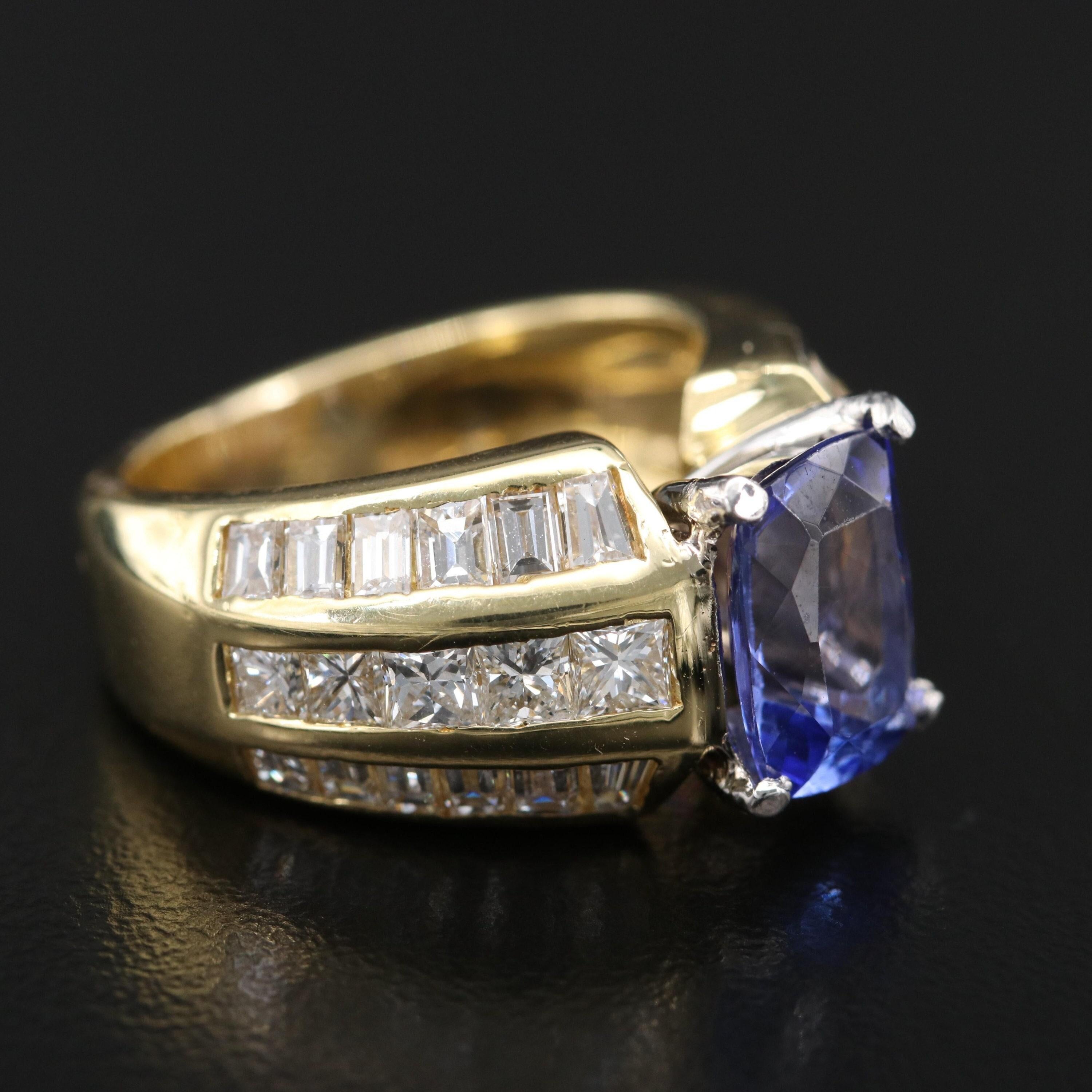 Im Angebot: Verlobungsring aus 18 Karat Gold mit Tansanit im Smaragdschliff und Diamanten () 2