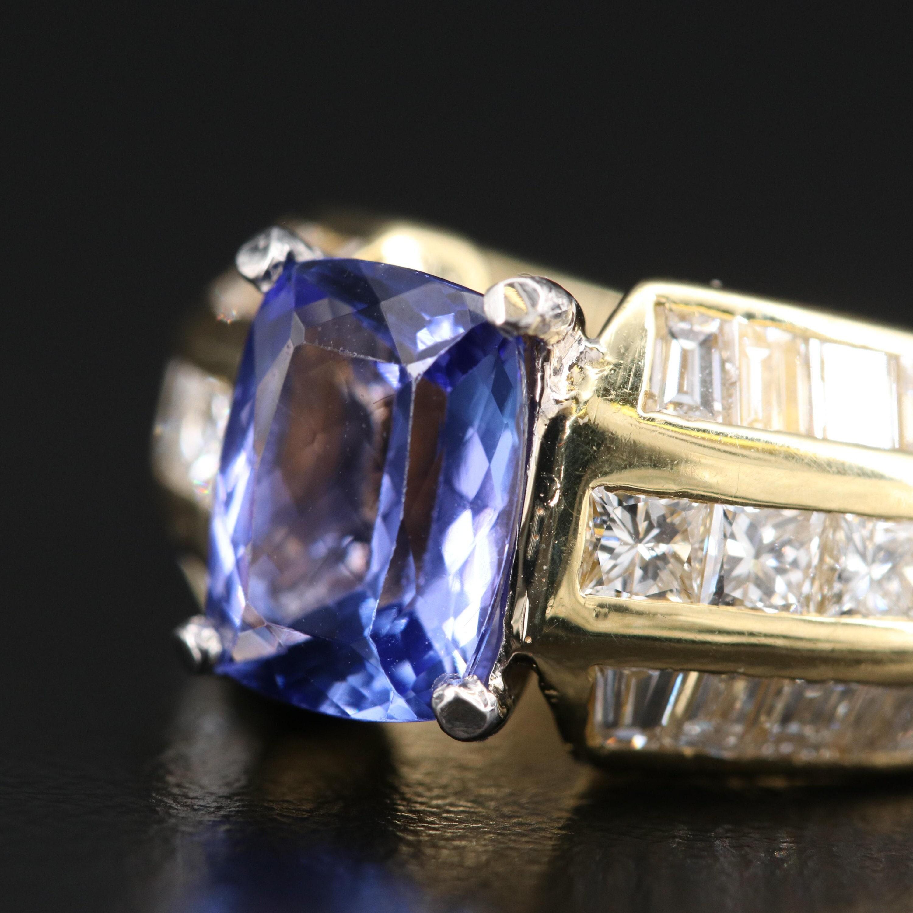Im Angebot: Verlobungsring aus 18 Karat Gold mit Tansanit im Smaragdschliff und Diamanten () 4