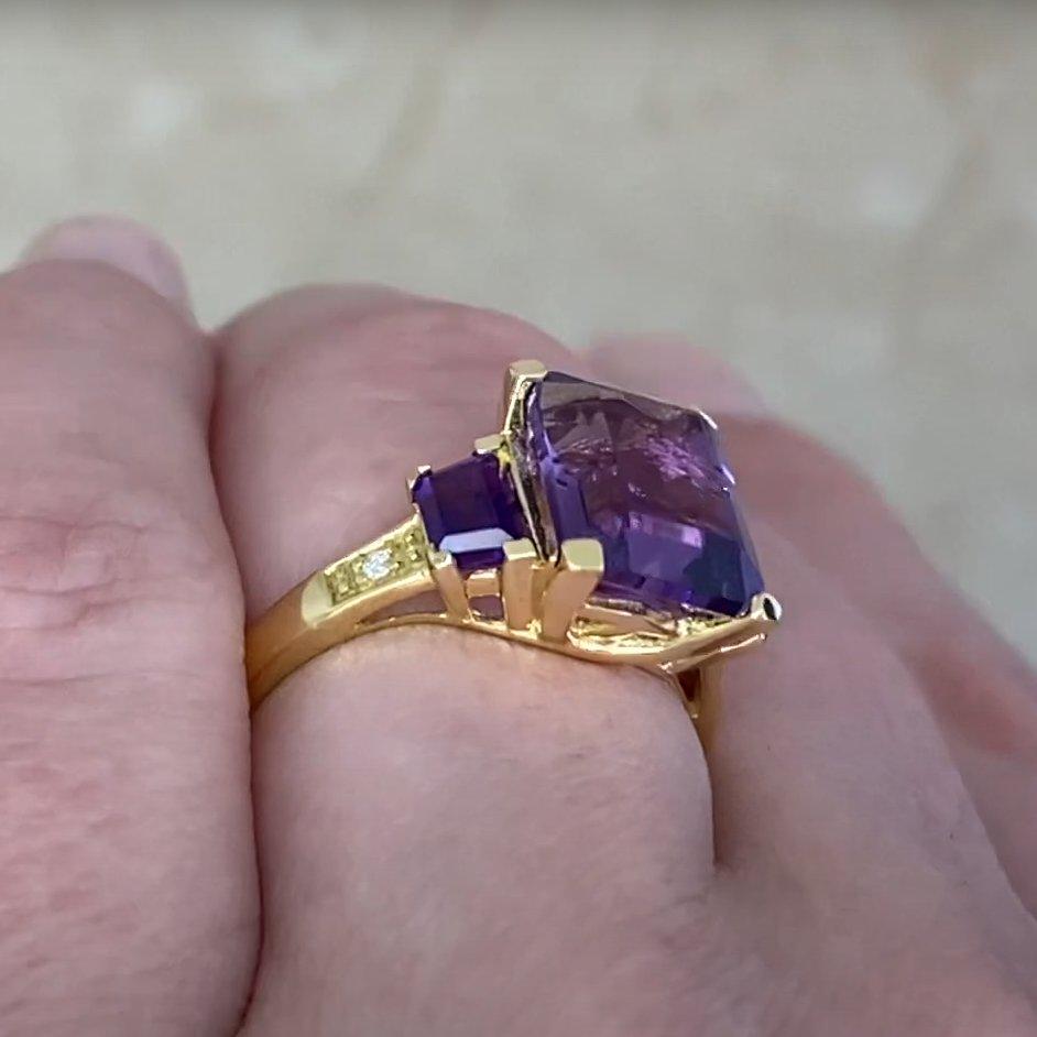 Amethystring mit drei Steinen im Smaragdschliff ( ca. 3,40 Karat), 18 Karat Gelbgold im Zustand „Hervorragend“ im Angebot in New York, NY