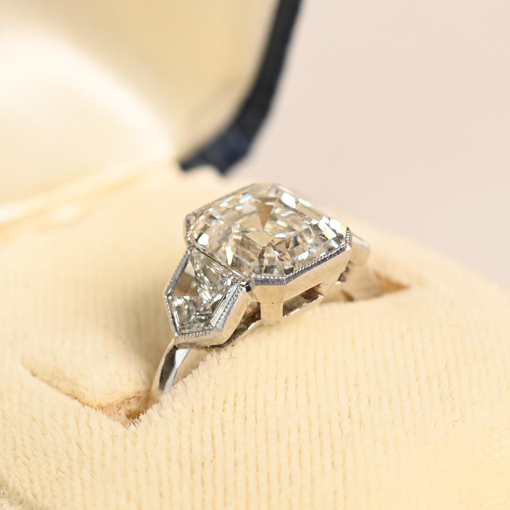 Este exquisito anillo de compromiso de platino exhibe un raro y notable diamante de talla europea antigua de aprox. 3,10 quilates, célebre por su encanto y brillo vintage. Calificada con color D y claridad VS1 por el Instituto Gemológico de América