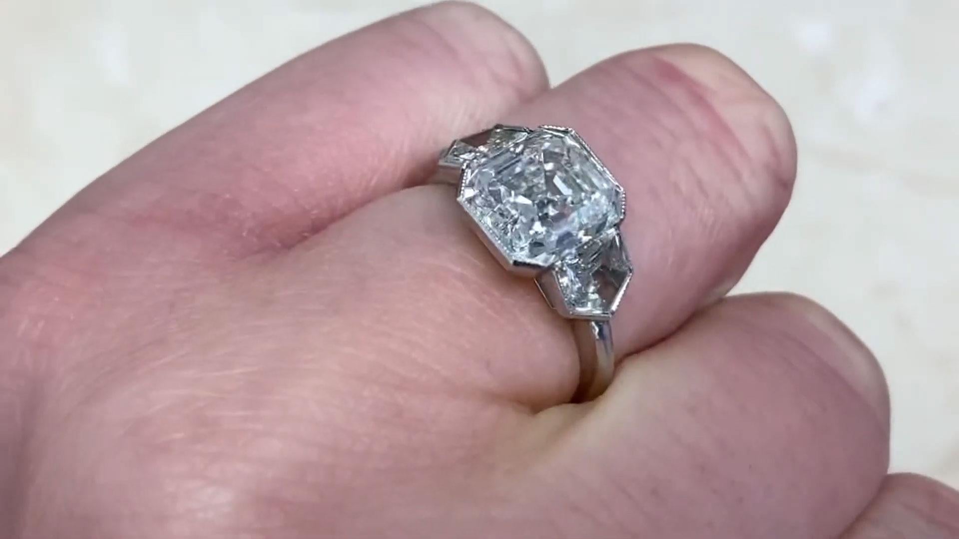 Taille émeraude Bague de fiançailles à trois pierres en diamant taille émeraude (GIA approx. 3,10 carats) en vente