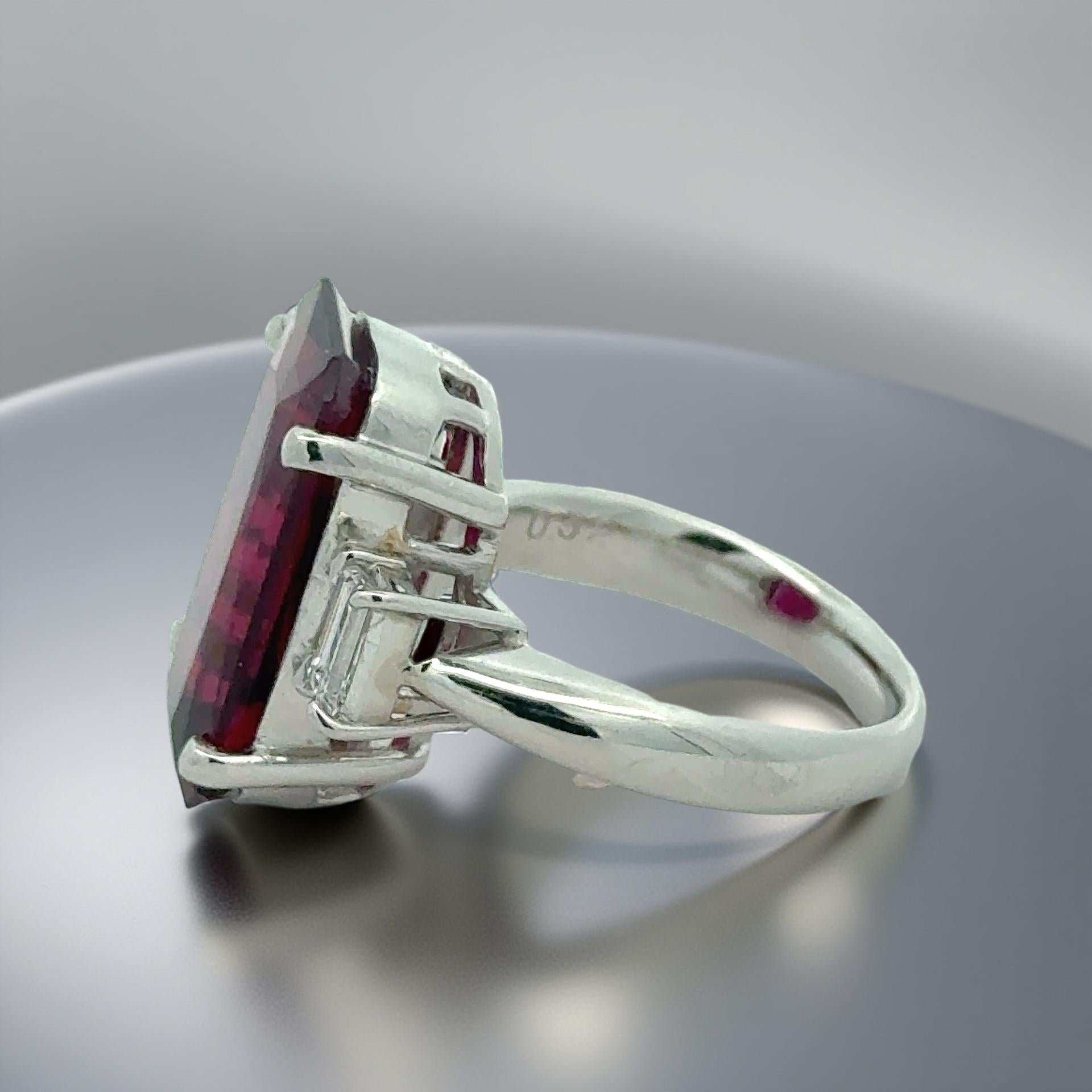 Dieser kunstvoll gefertigte Platinring im Vintage-Stil zeigt einen atemberaubenden Turmalin im Smaragdschliff, der von funkelnden Diamanten umgeben ist. Mit seinem einzigartigen Cocktailring-Design ist dieses Stück ein echtes Statement für Eleganz