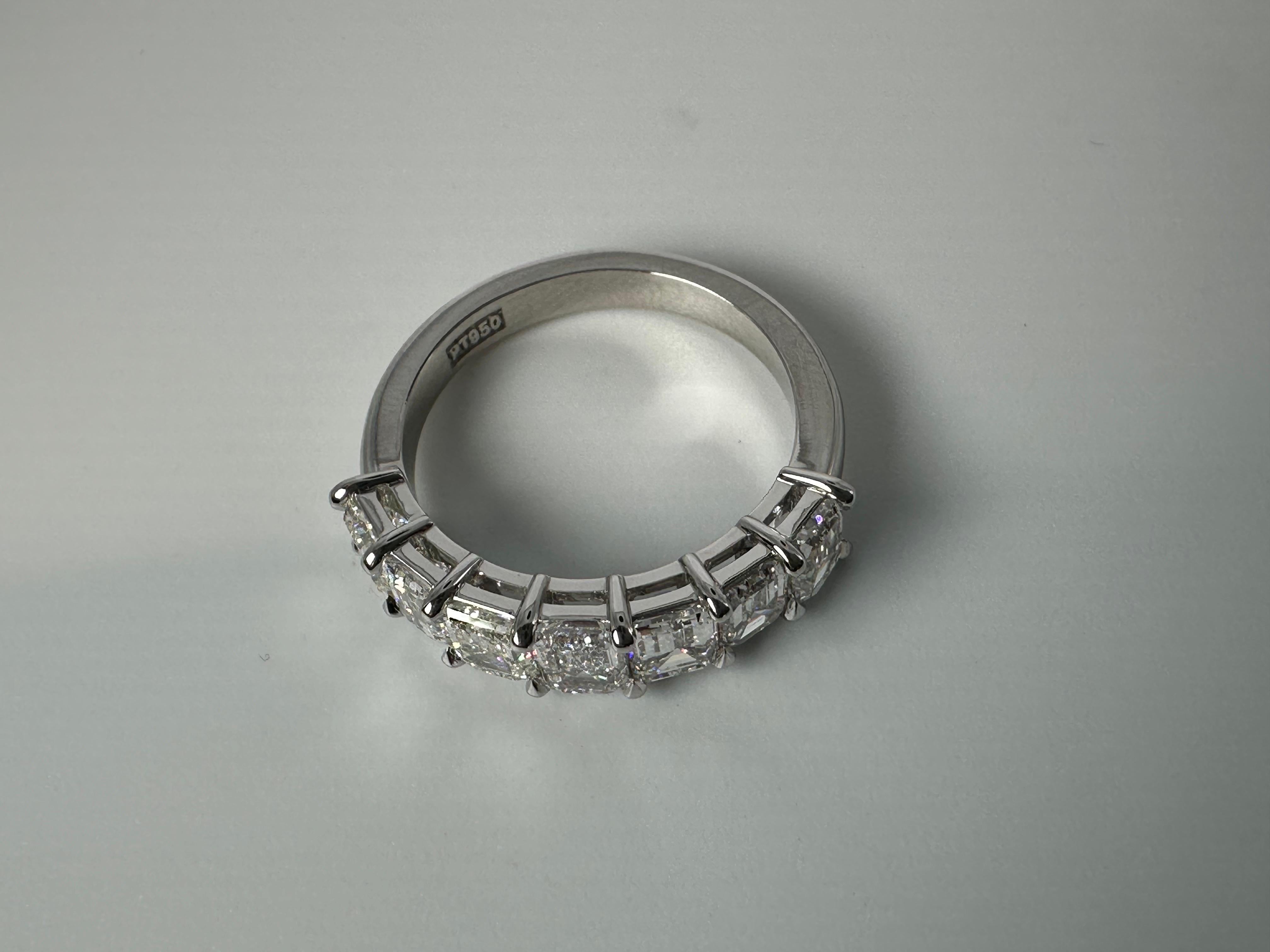 Women's or Men's Emerald cut wedding band in platinum VS diamonds F color For Sale