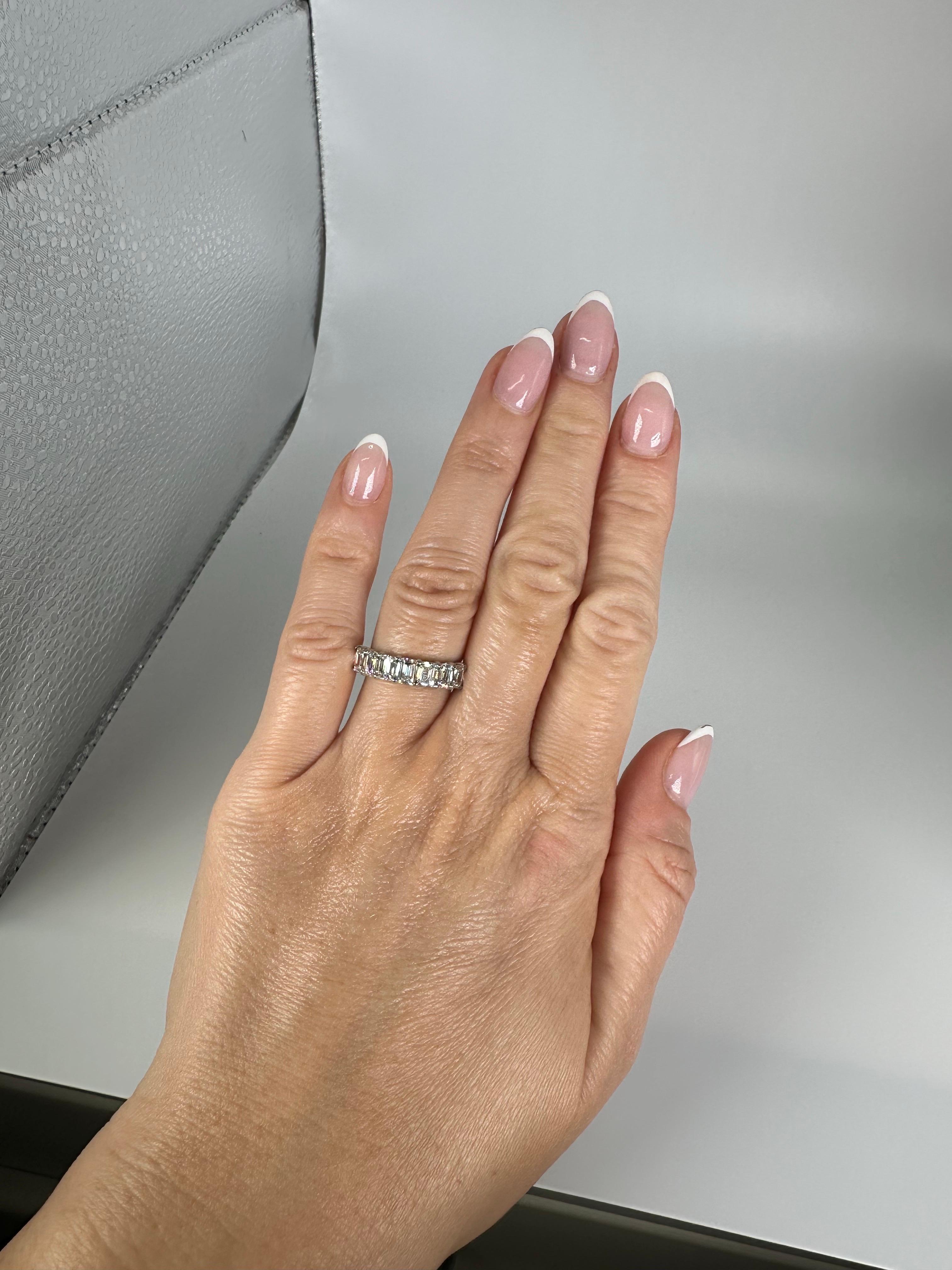 Emerald cut wedding band in platinum VS diamonds F color For Sale 4