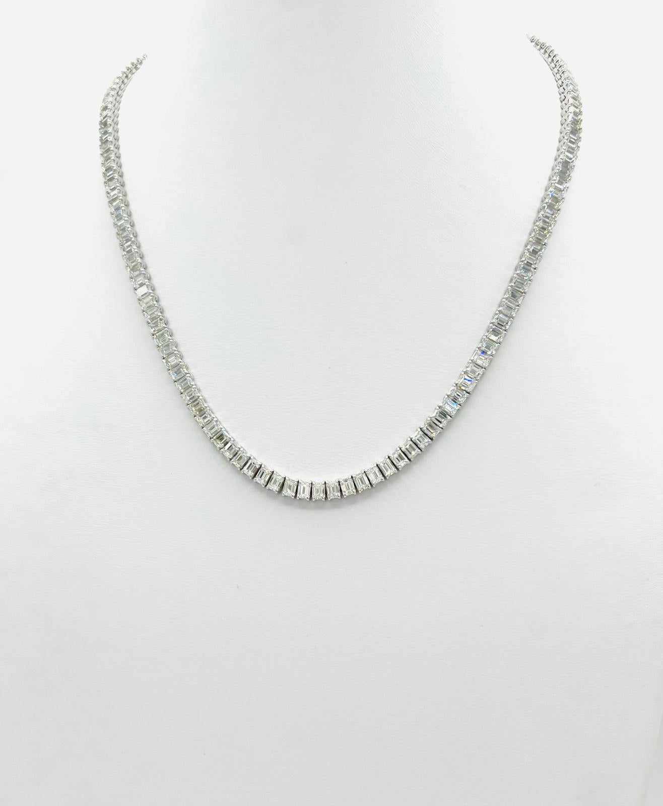  Tennis-Halskette mit weißem Diamant im Smaragdschliff aus 18 Karat Weißgold im Angebot 1