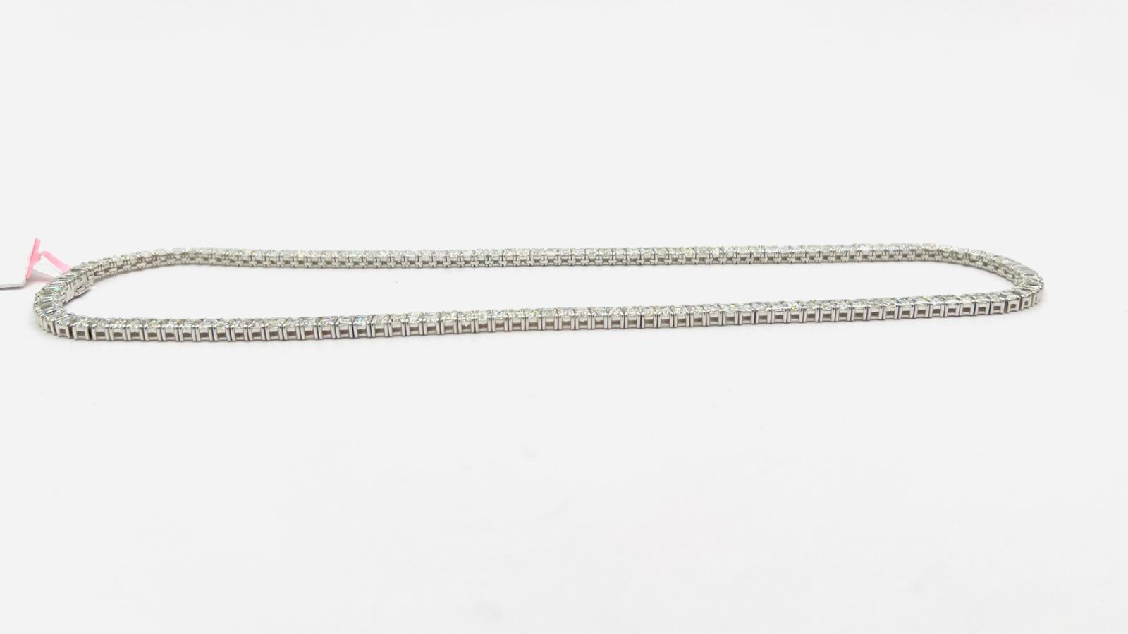  Tennis-Halskette mit weißem Diamant im Smaragdschliff aus 18 Karat Weißgold im Angebot 2