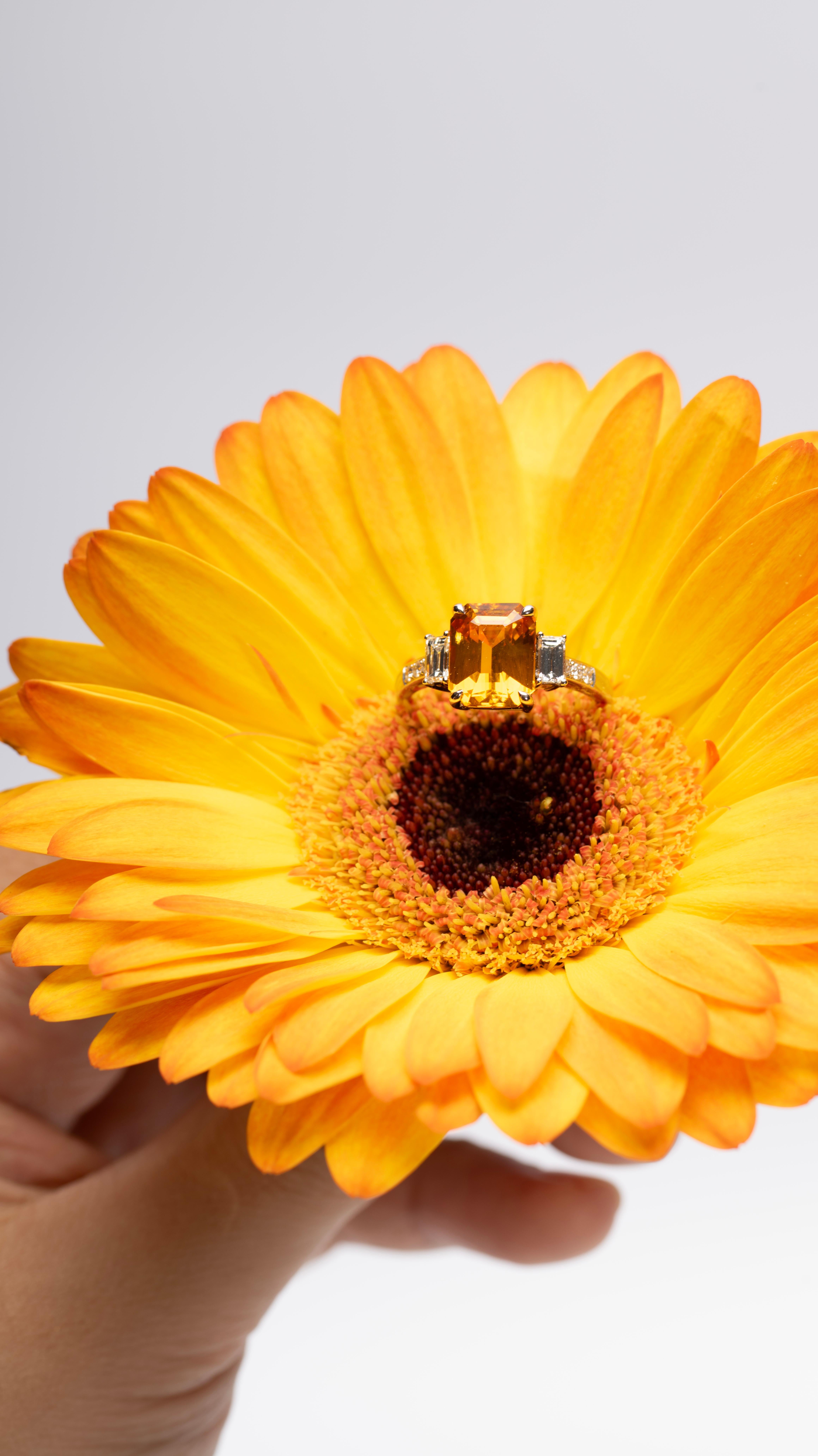 En venta: Anillo de zafiro amarillo-naranja talla esmeralda con diamantes baguette en oro de 18 quilates  10