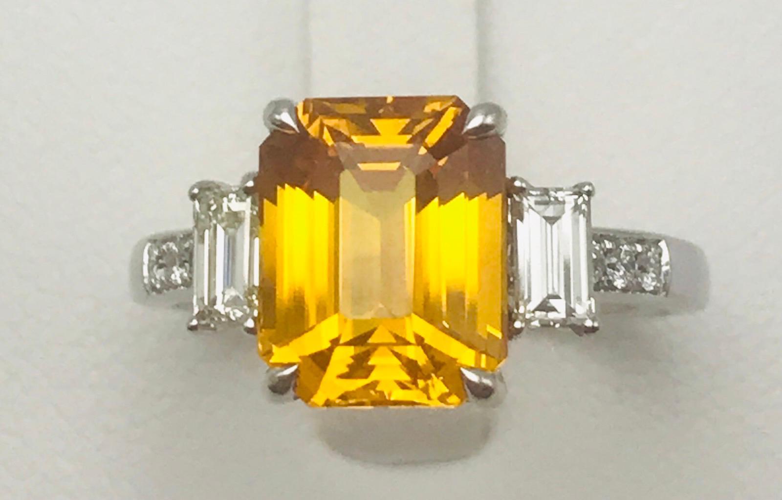 En venta: Anillo de zafiro amarillo-naranja talla esmeralda con diamantes baguette en oro de 18 quilates  11