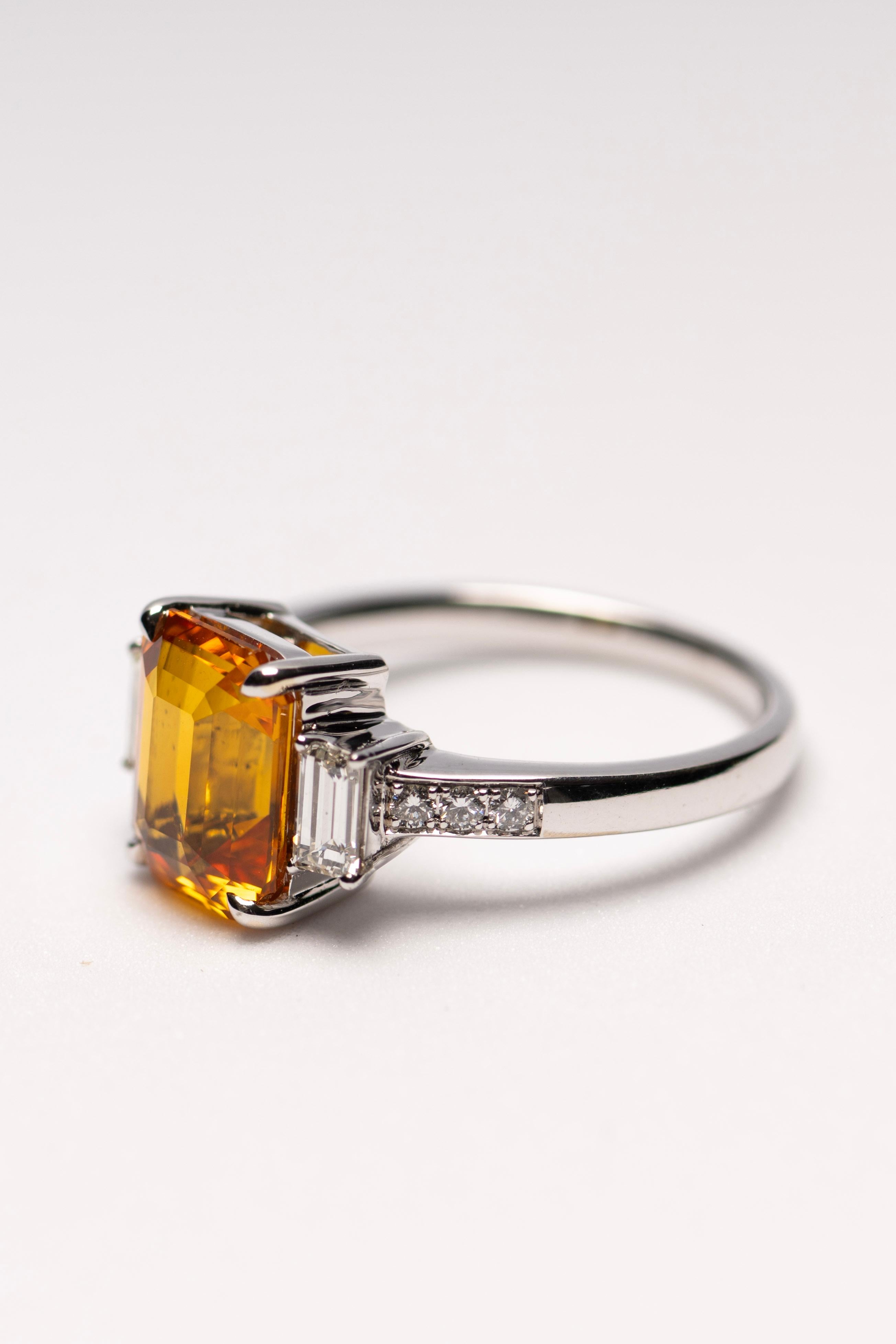 En venta: Anillo de zafiro amarillo-naranja talla esmeralda con diamantes baguette en oro de 18 quilates  2