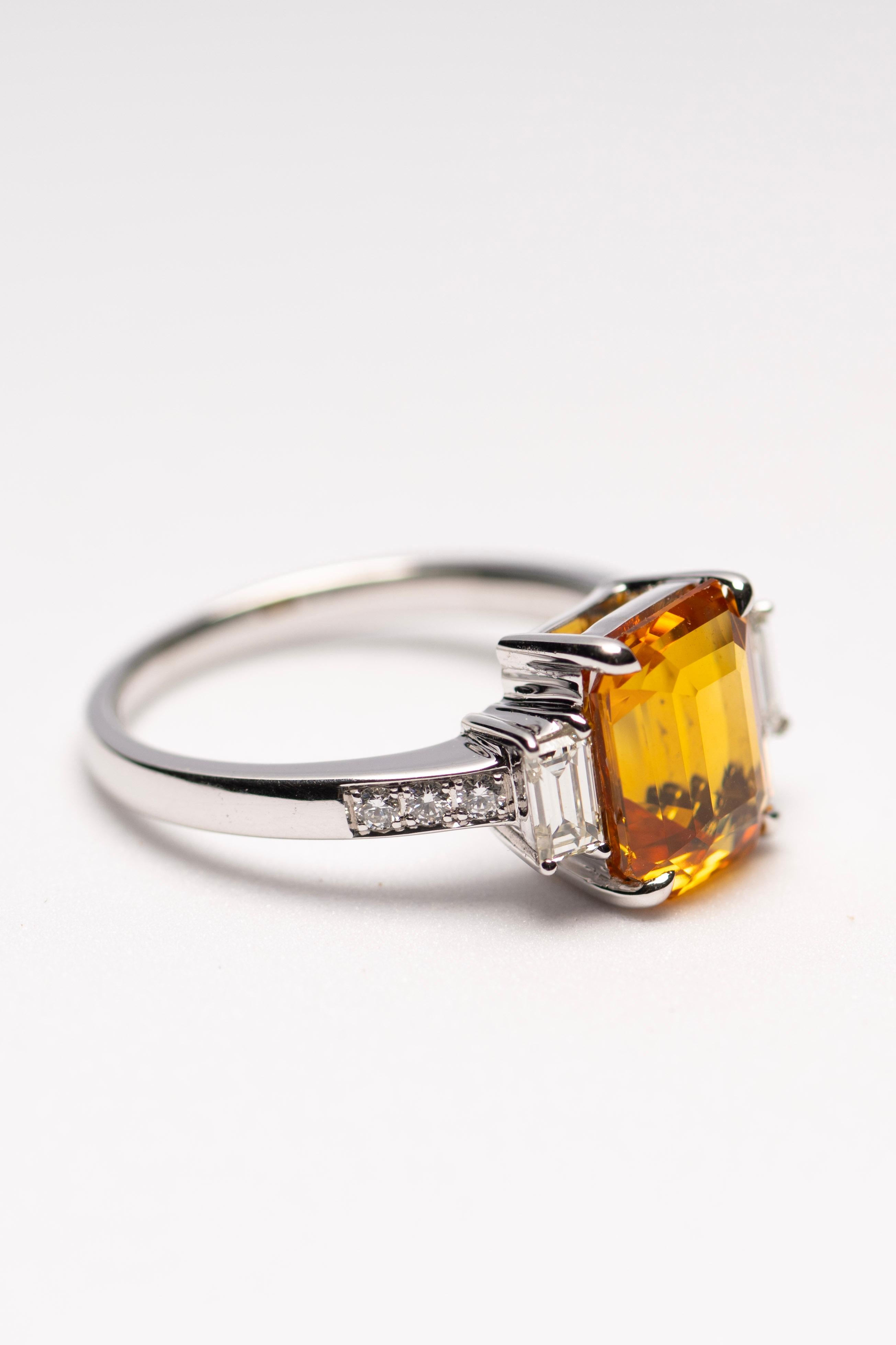 En venta: Anillo de zafiro amarillo-naranja talla esmeralda con diamantes baguette en oro de 18 quilates  3