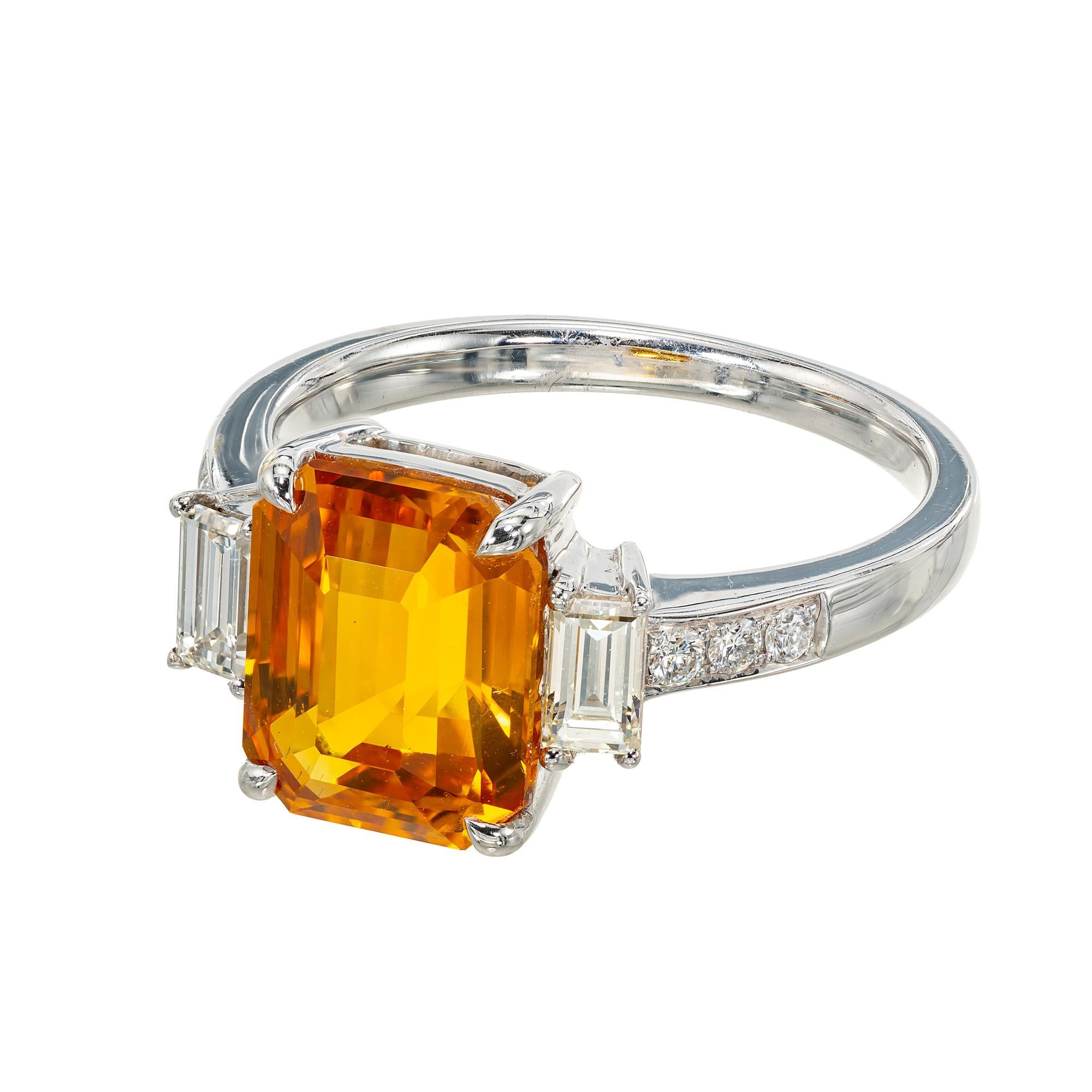 in vendita:  Anello con zaffiro giallo-arancio taglio smeraldo e diamanti baguette in oro 18 carati 3