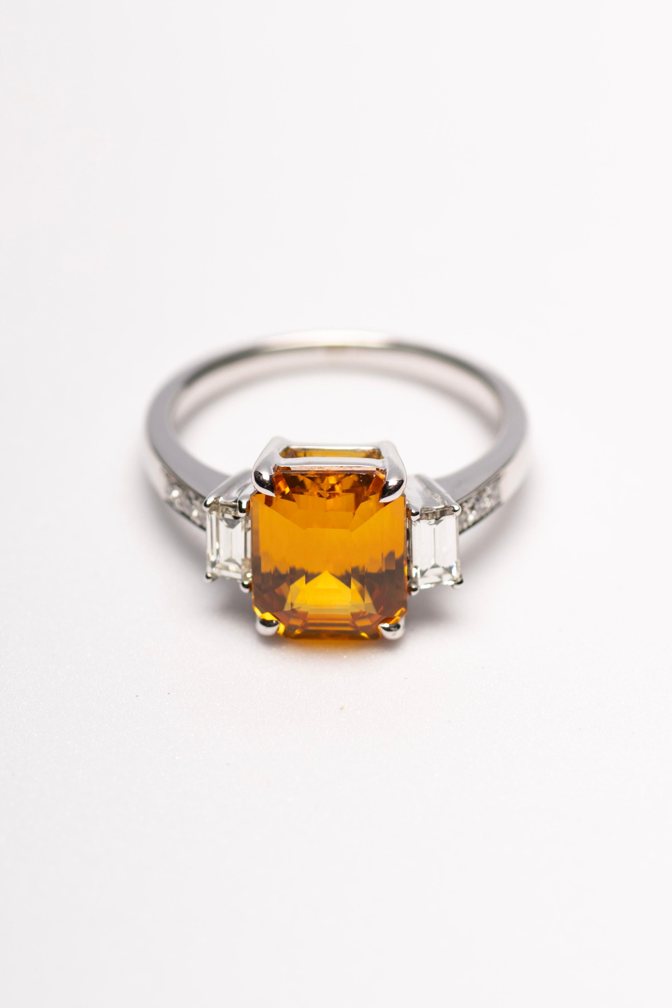 En venta: Anillo de zafiro amarillo-naranja talla esmeralda con diamantes baguette en oro de 18 quilates  4