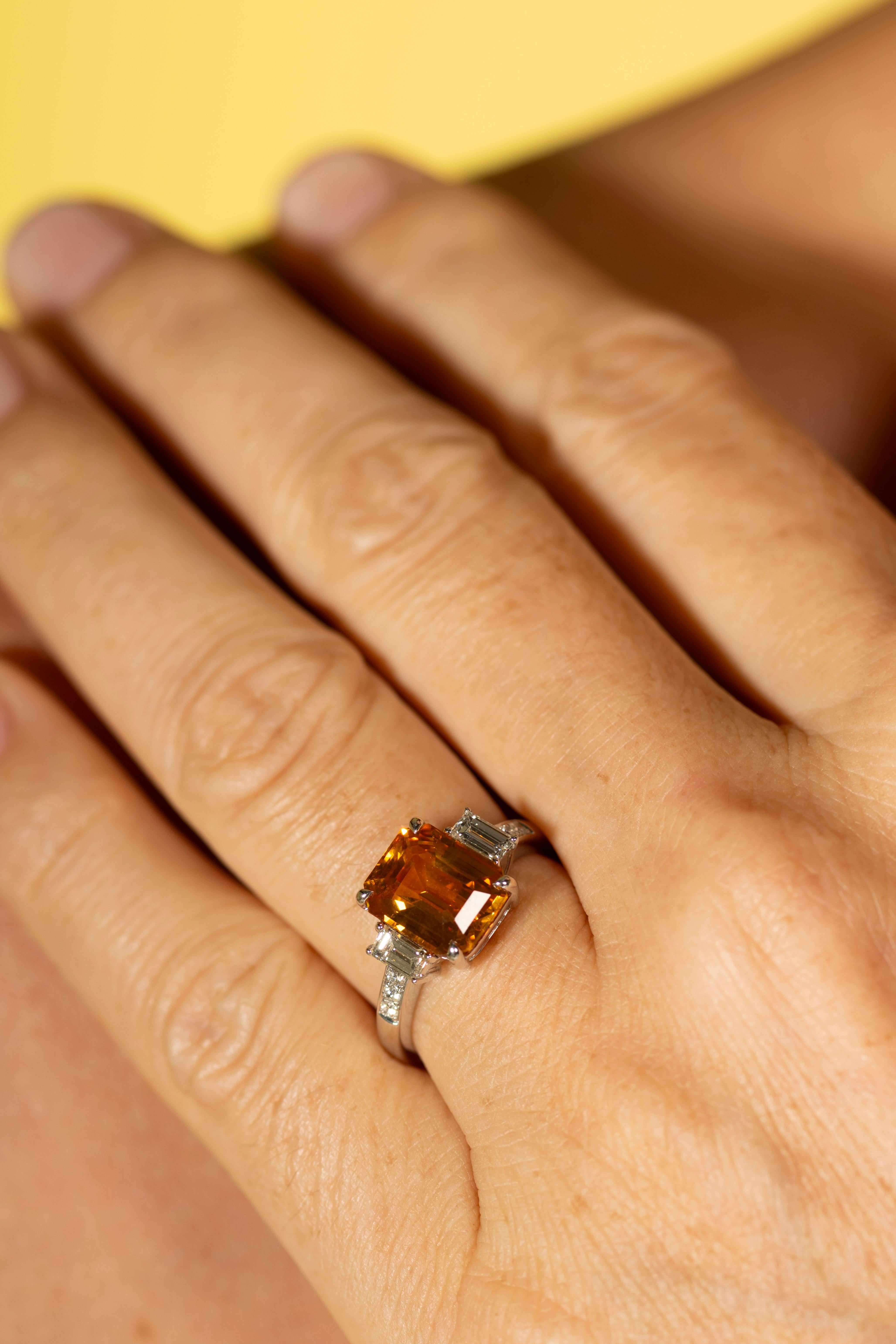 En venta: Anillo de zafiro amarillo-naranja talla esmeralda con diamantes baguette en oro de 18 quilates  5