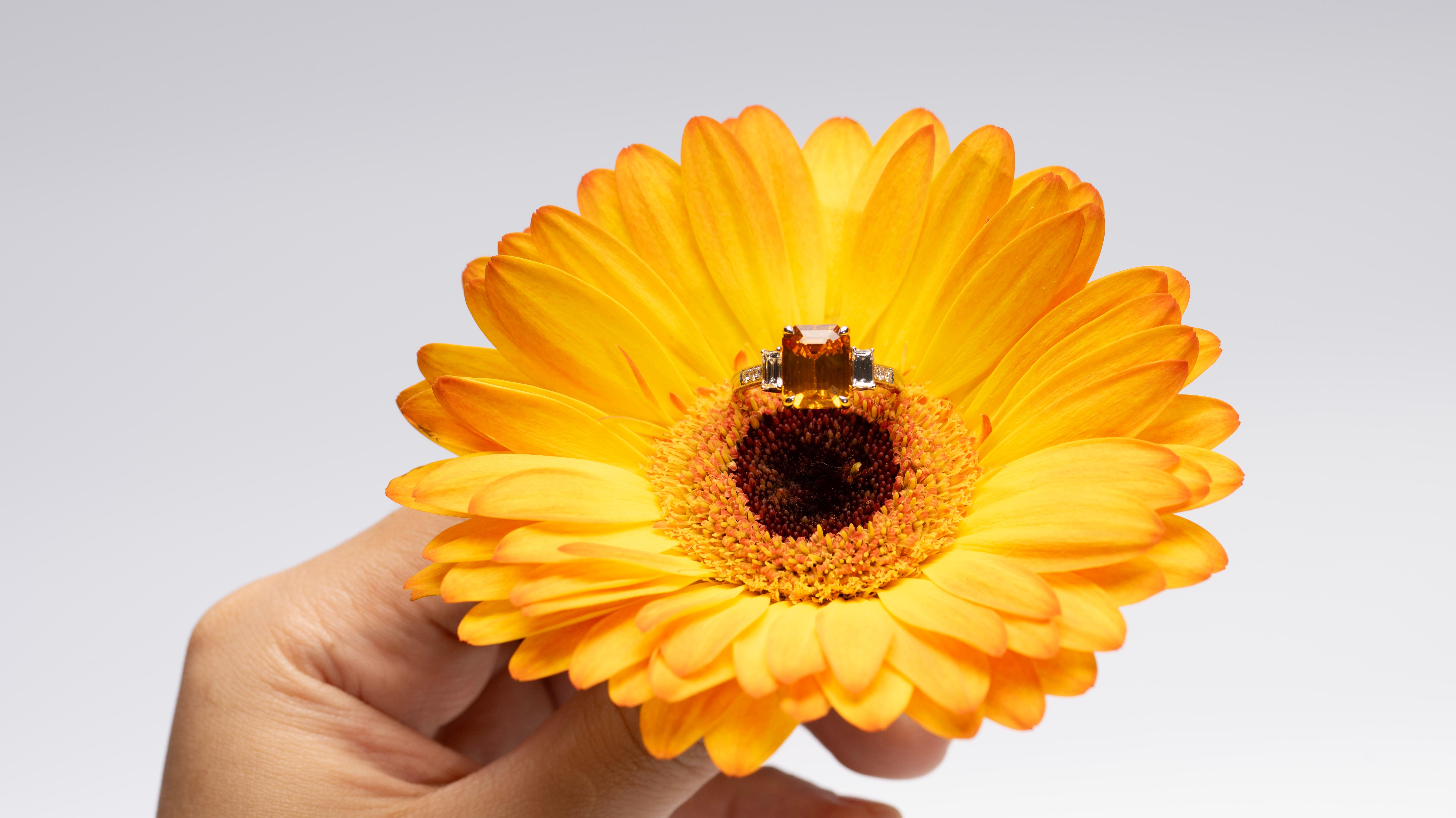 En venta: Anillo de zafiro amarillo-naranja talla esmeralda con diamantes baguette en oro de 18 quilates  9