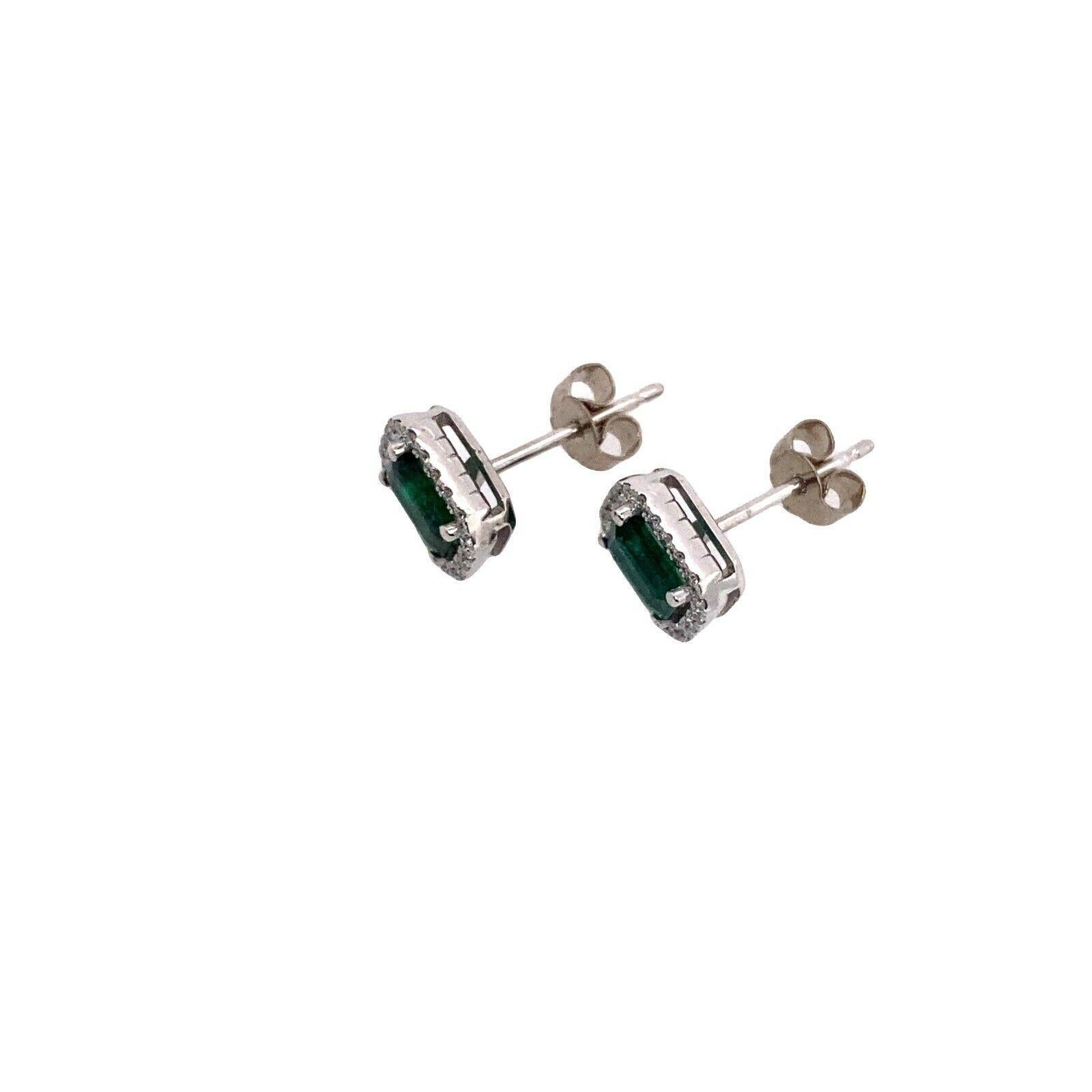 Emerald Cut Zambian Emeralds Surrounded by Diamonds Set in 18ct White Gold In New Condition For Sale In London, GB