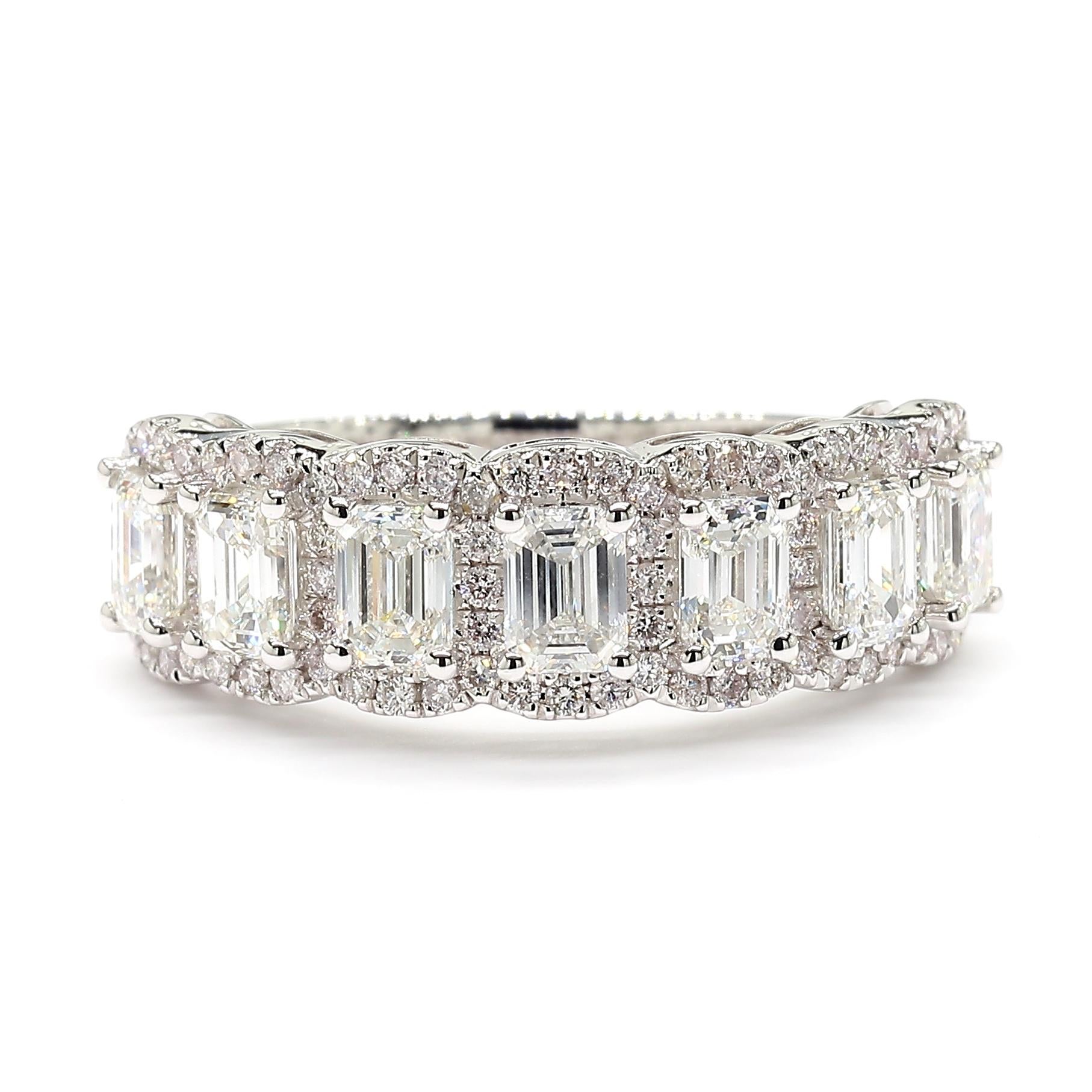 Questo anello Eternity a metà strada con diamante taglio smeraldo, arricchito da un'aureola di diamanti, è la testimonianza di un'artigianalità raffinata e di un design senza tempo. Perfetto per chi apprezza la bellezza dei diamanti naturali, questo
