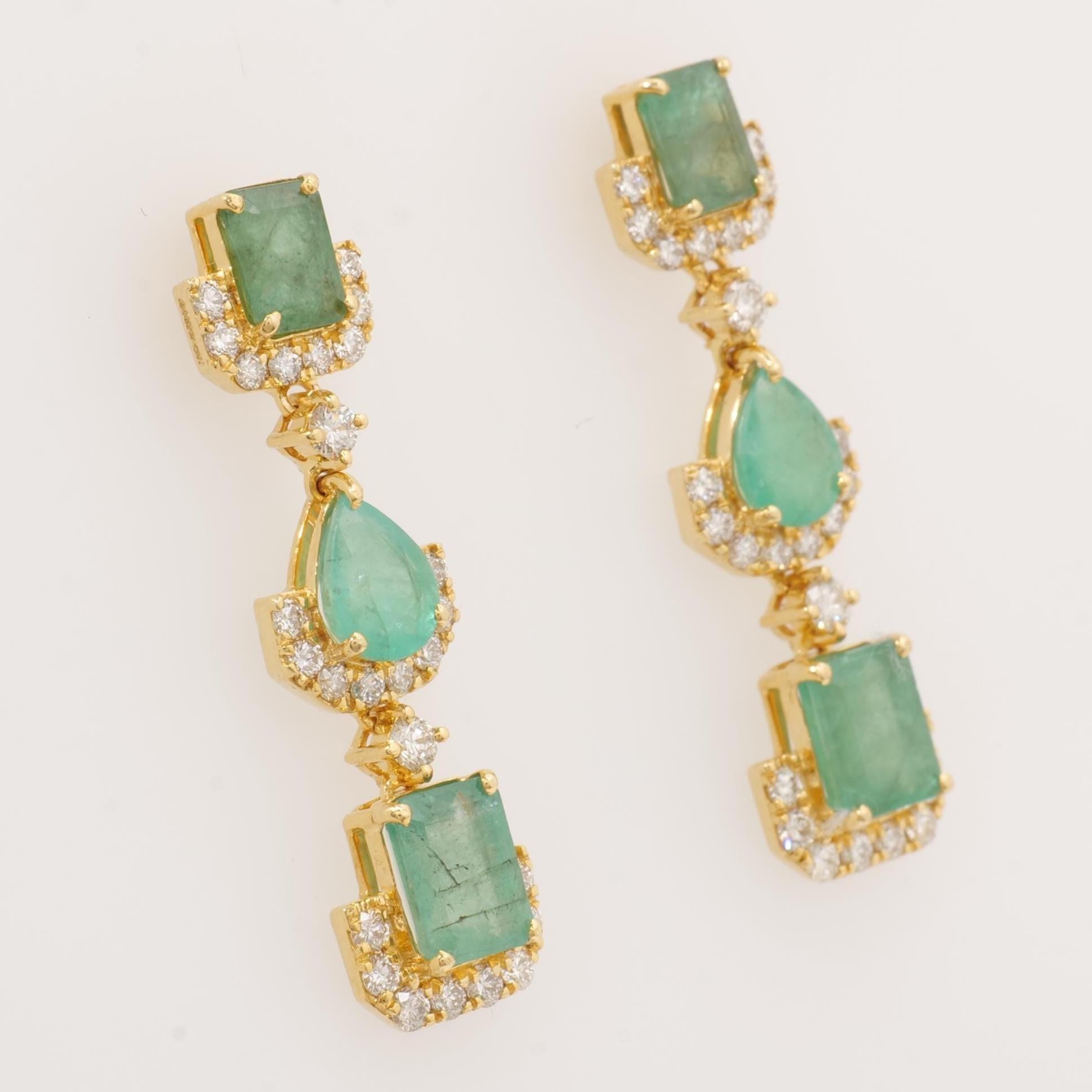 Donna Orecchini a goccia con gemma smeraldo e diamante in oro massiccio 14K (certificati) in vendita