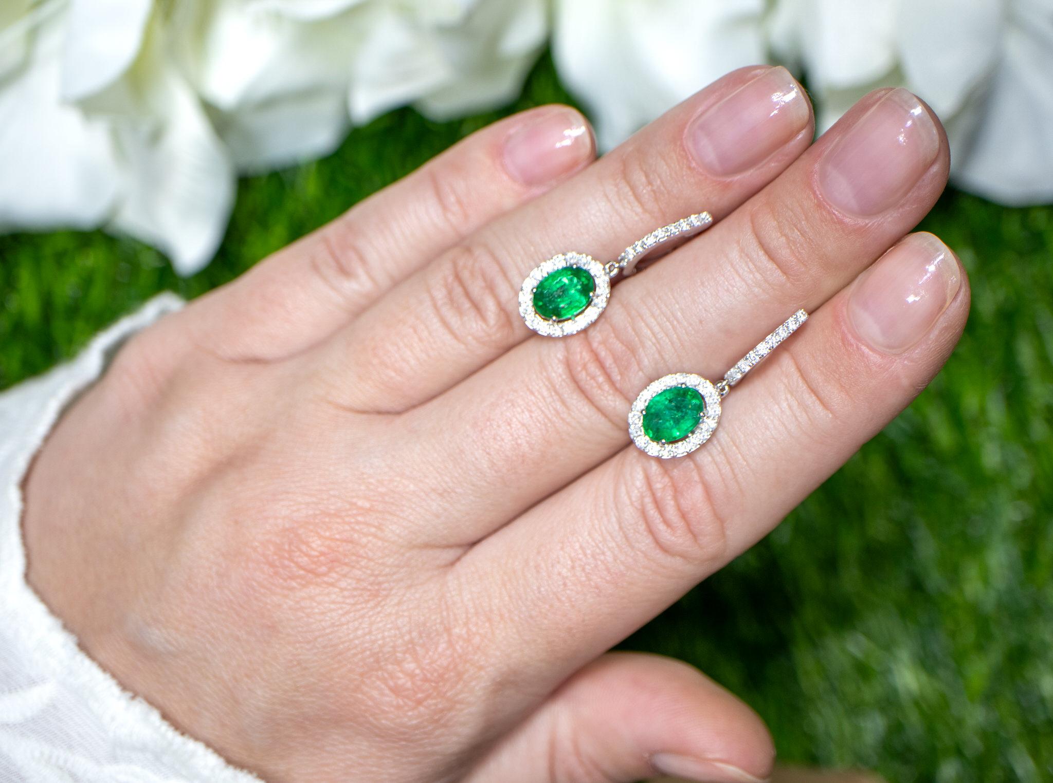 Modern Emerald Dangle Earrings Diamonds 2.83 Carats 18K Gold For Sale