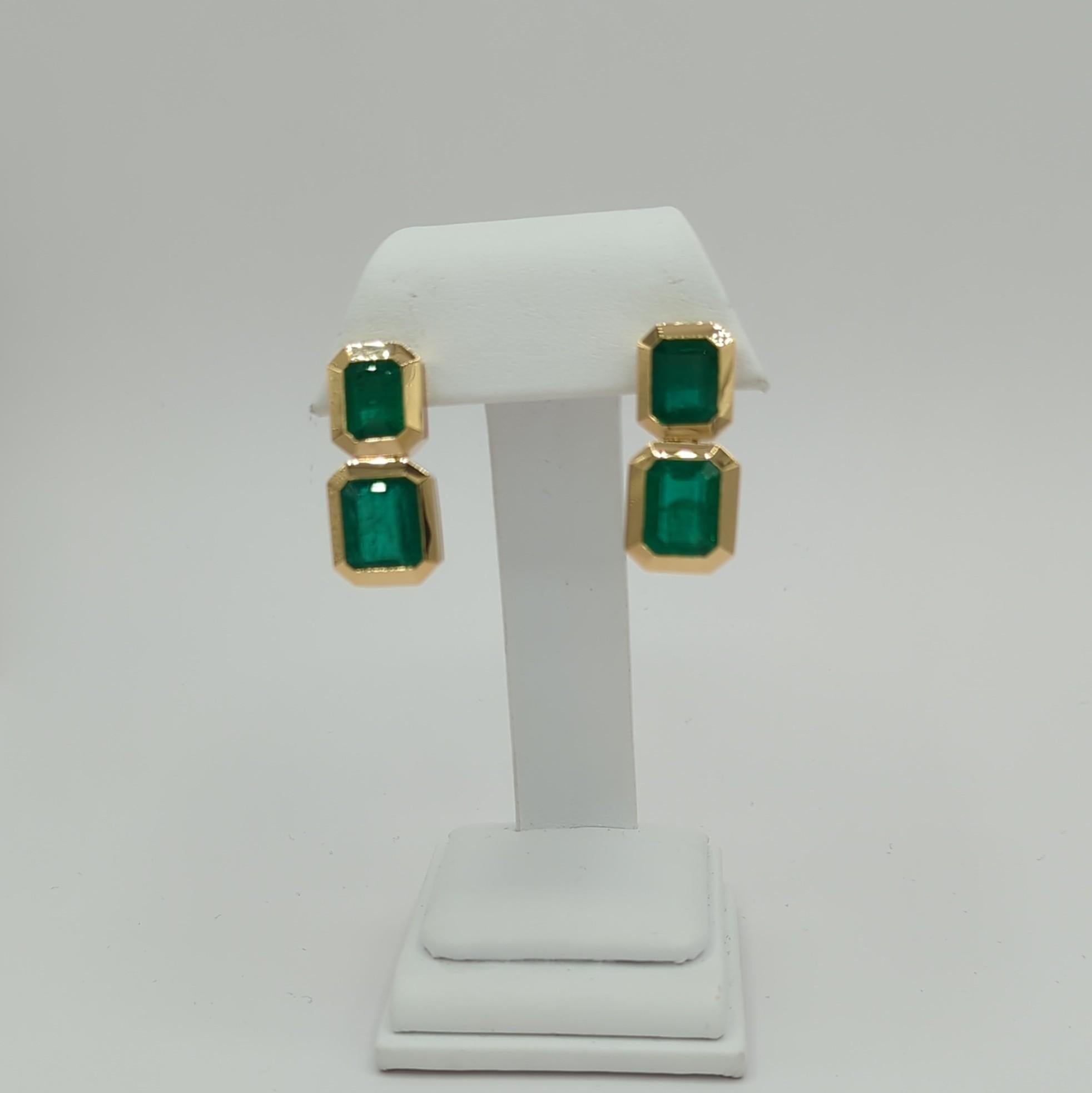 Emerald Dangle Earrings in 18K Yellow Gold In New Condition For Sale In Los Angeles, CA