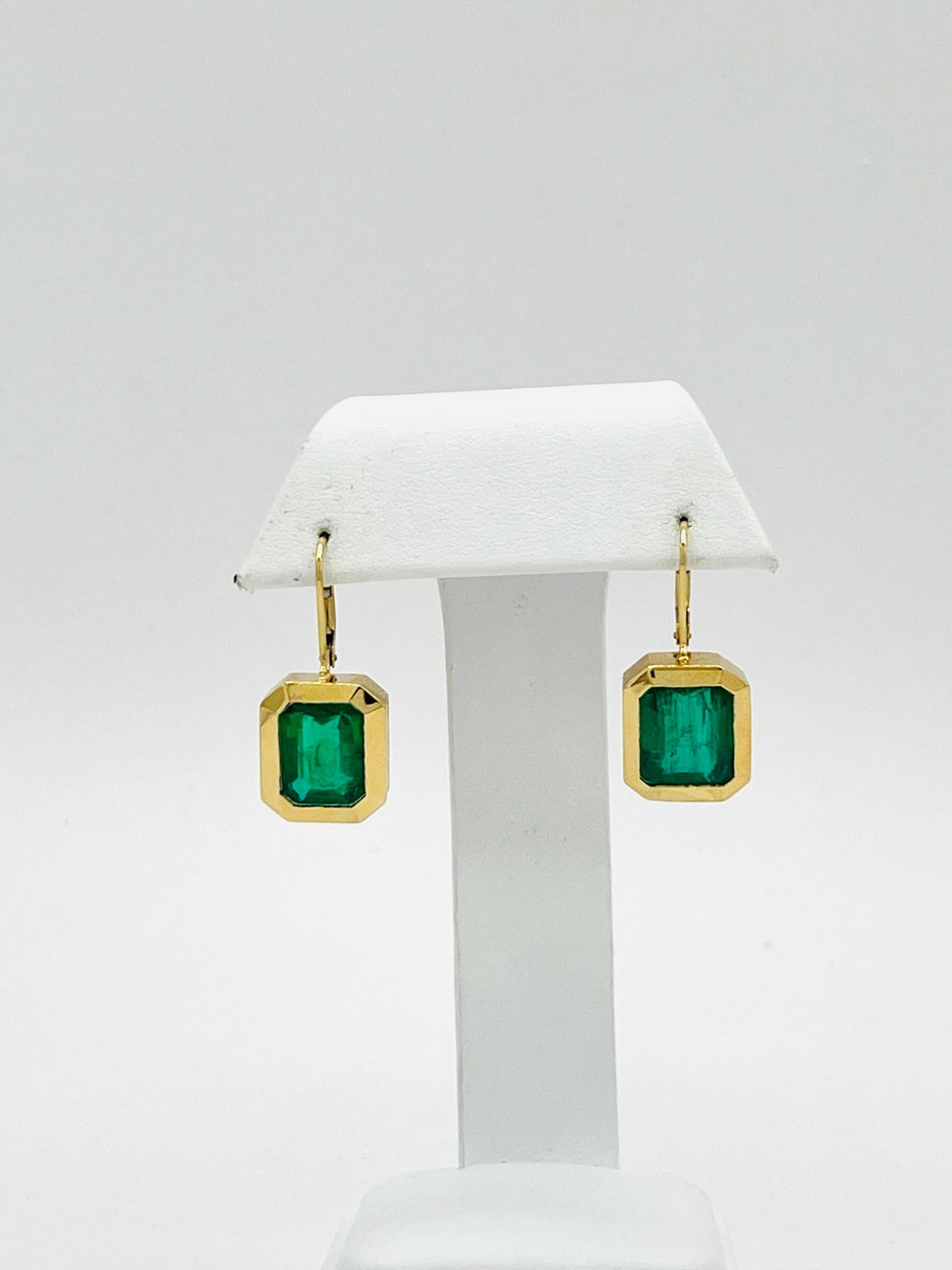 Emerald Dangle Earrings in 18K Yellow Gold In New Condition For Sale In Los Angeles, CA