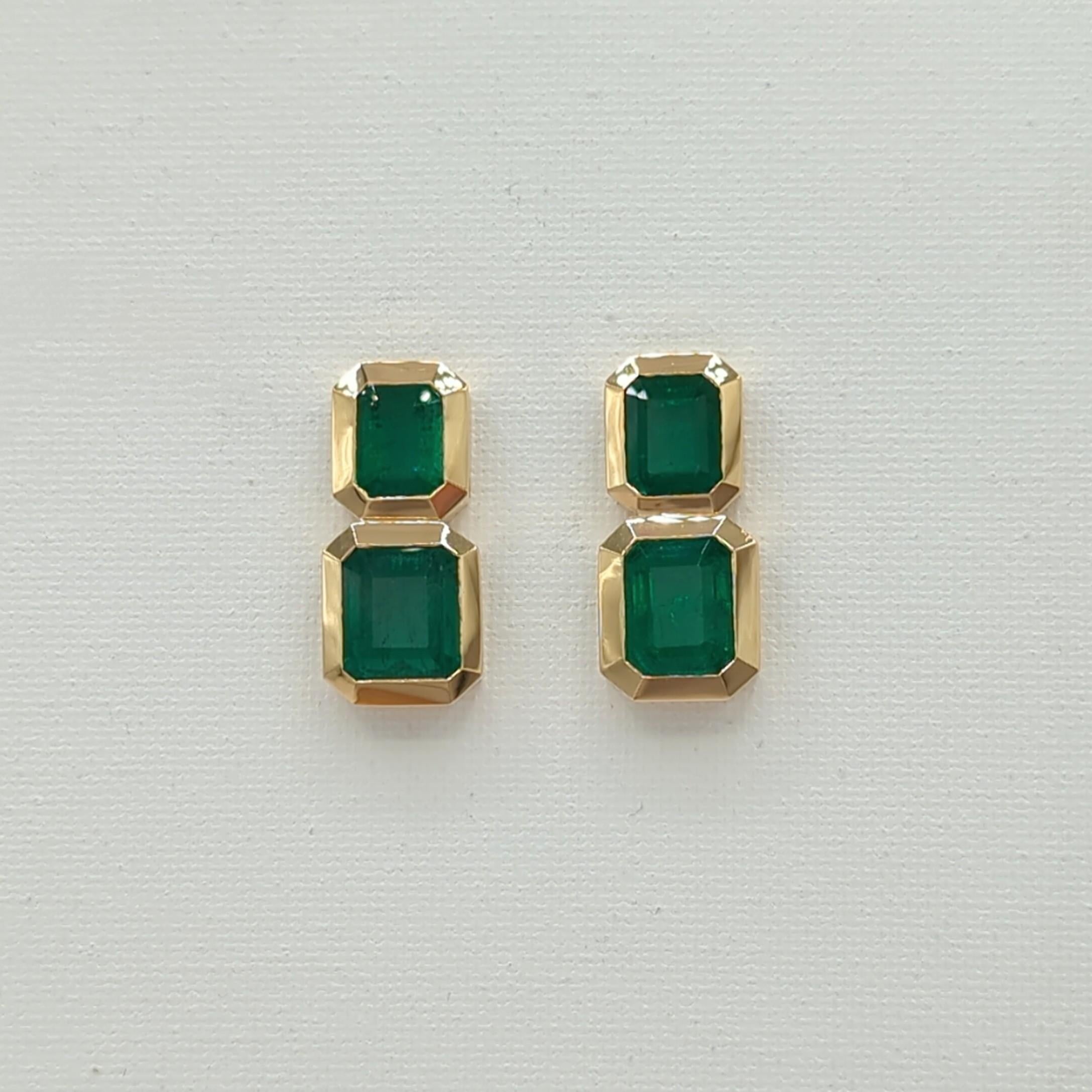 Women's or Men's Emerald Dangle Earrings in 18K Yellow Gold For Sale