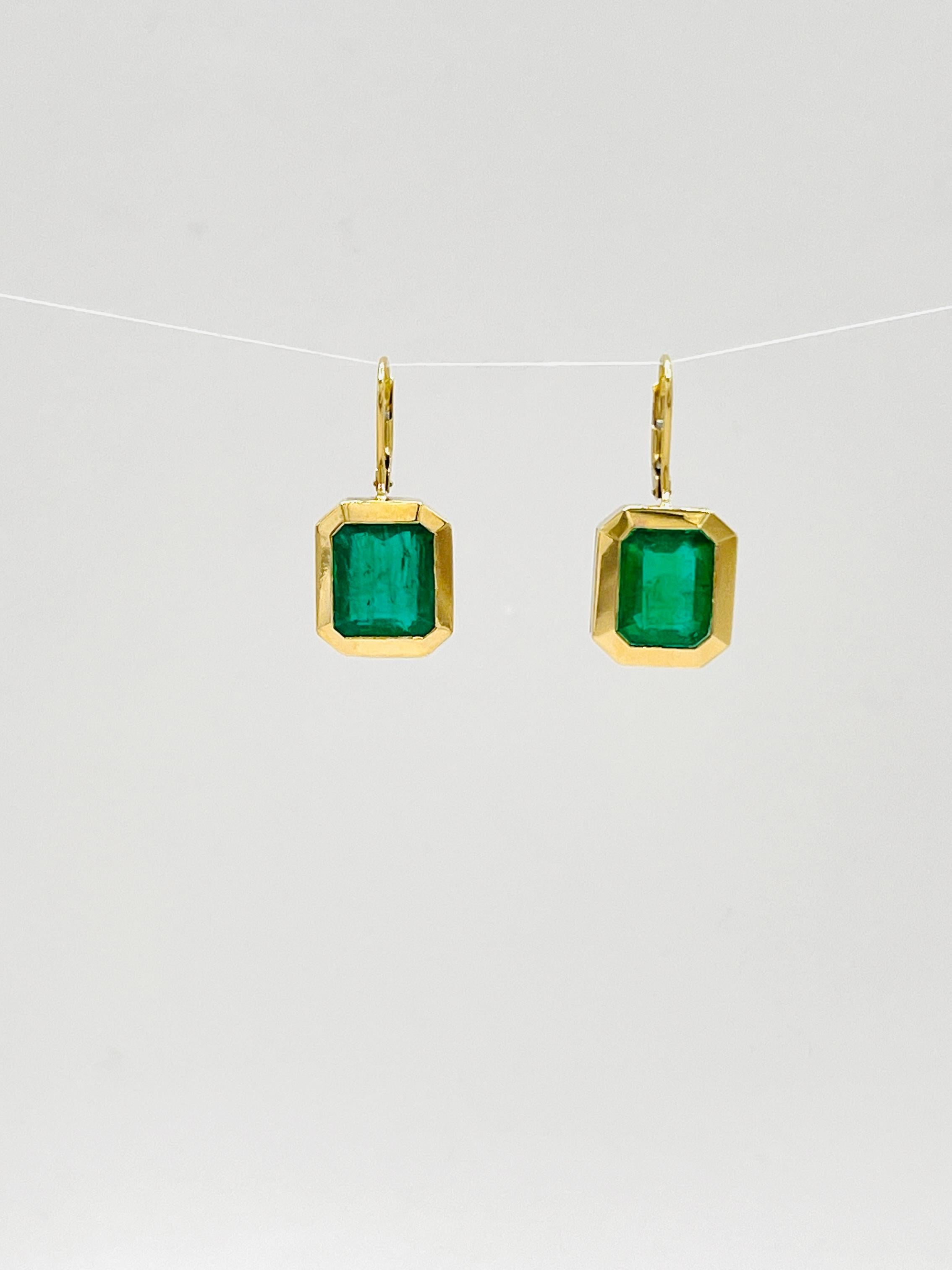 Women's or Men's Emerald Dangle Earrings in 18K Yellow Gold For Sale
