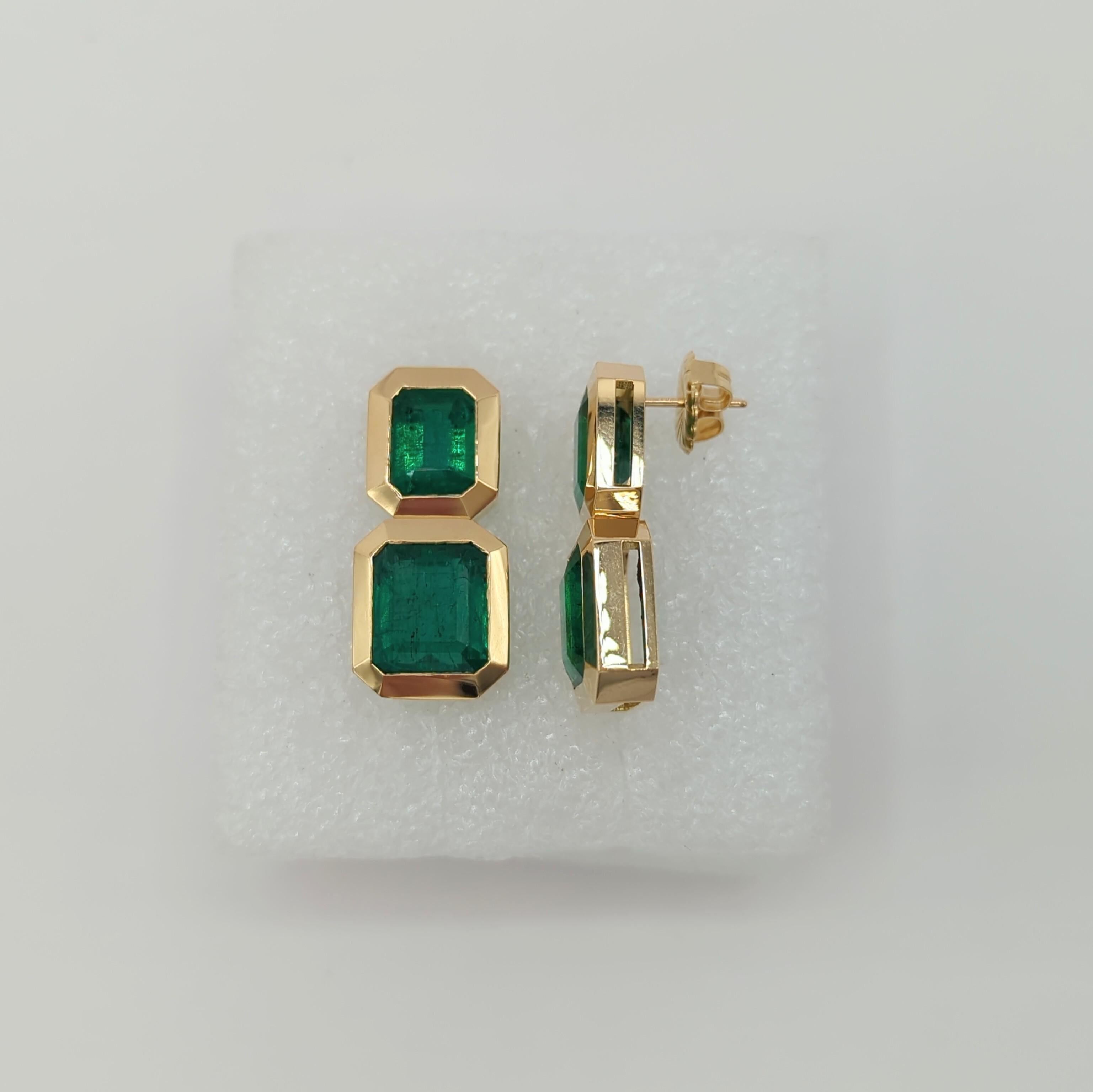 Emerald Dangle Earrings in 18K Yellow Gold For Sale 1