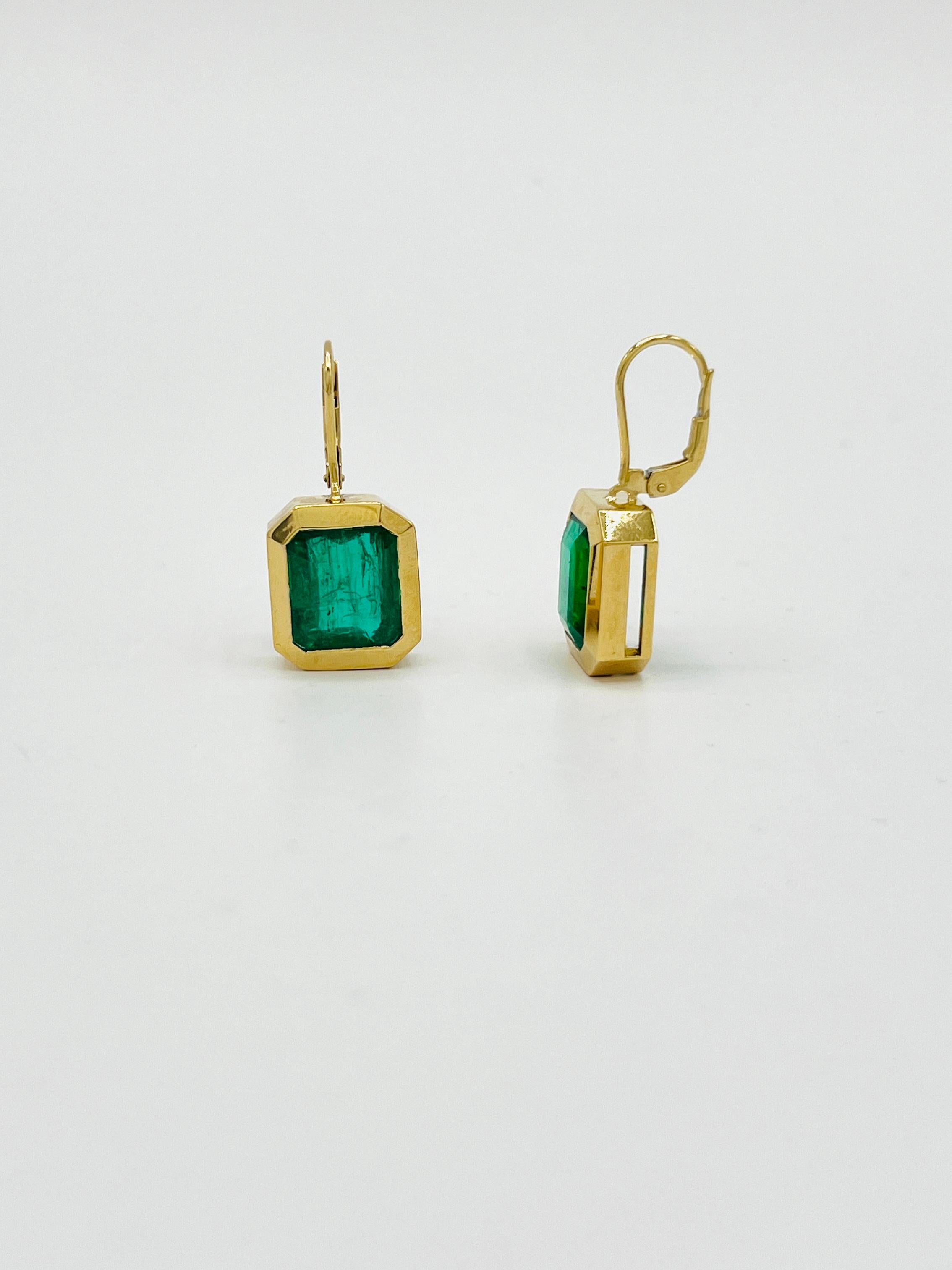 Emerald Dangle Earrings in 18K Yellow Gold For Sale 1