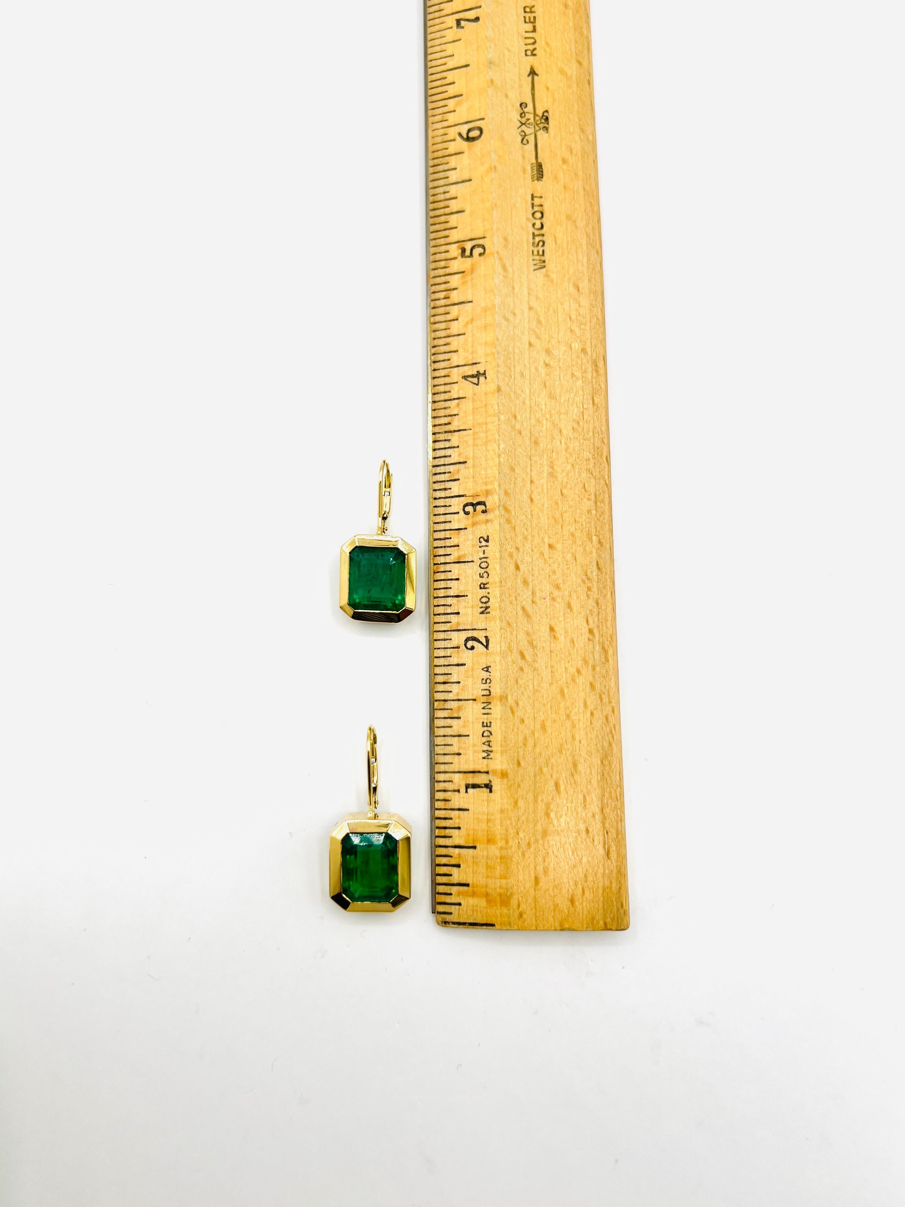 Emerald Dangle Earrings in 18K Yellow Gold For Sale 2