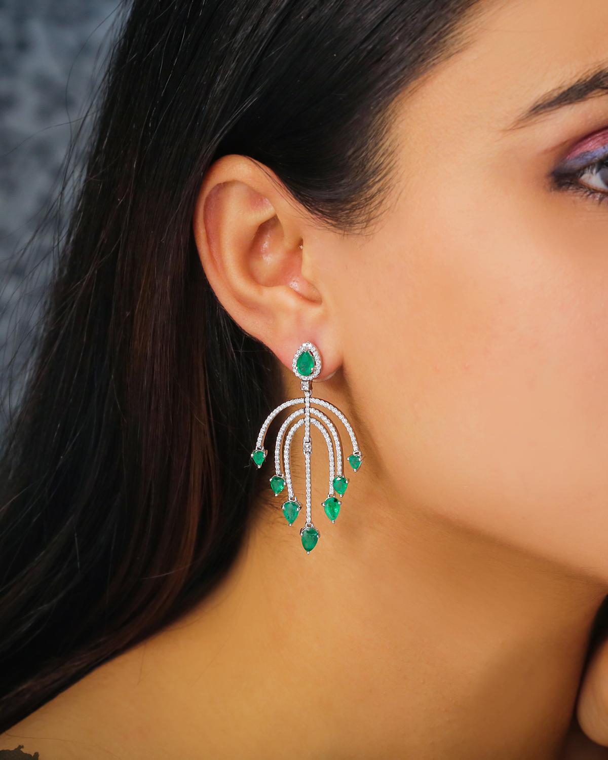Art Deco Emerald Dangle Earrings with Diamond in 18k Gold For Sale
